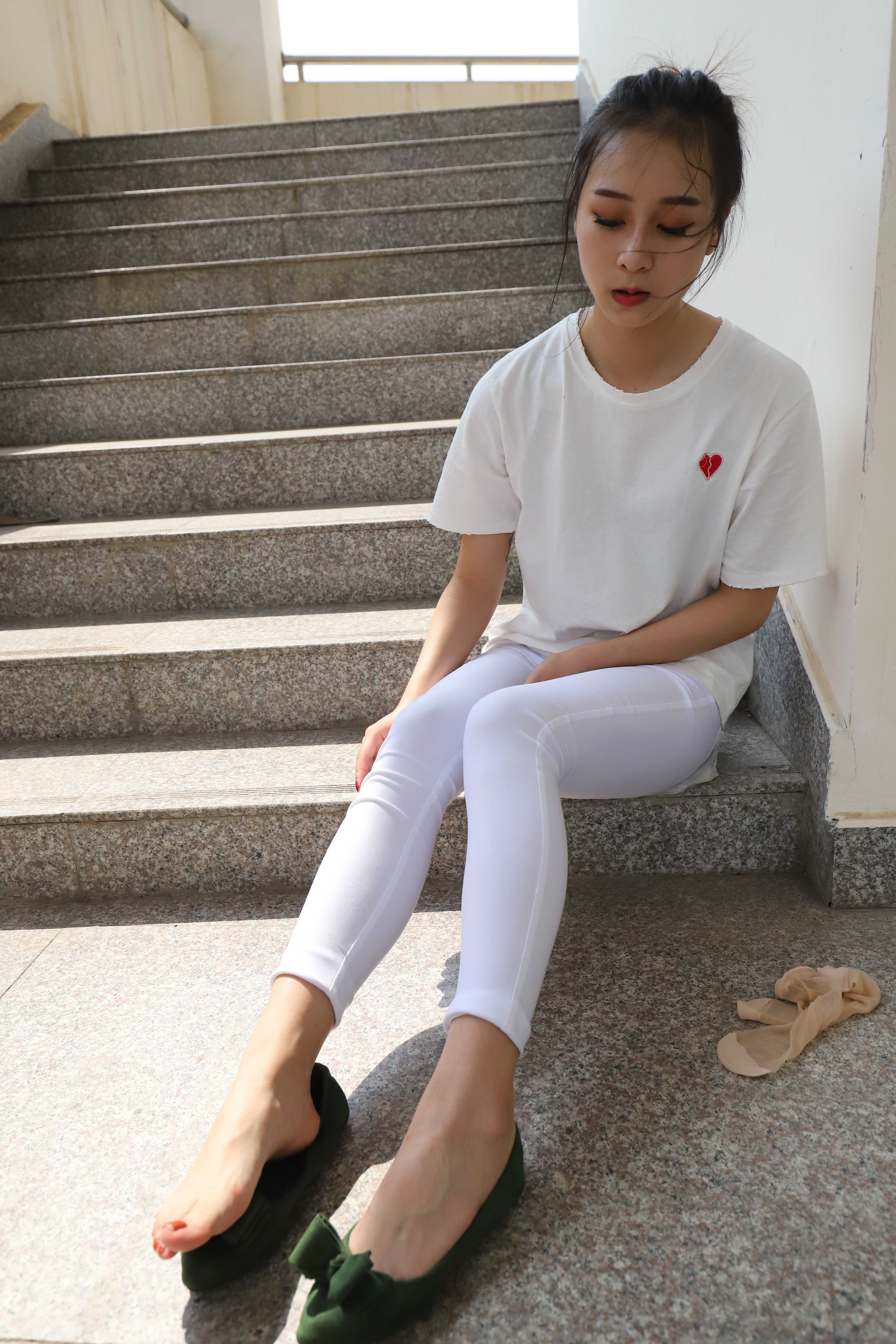 《学妹紧身裤裸足の丝袜脚丫+视频一部》作品图