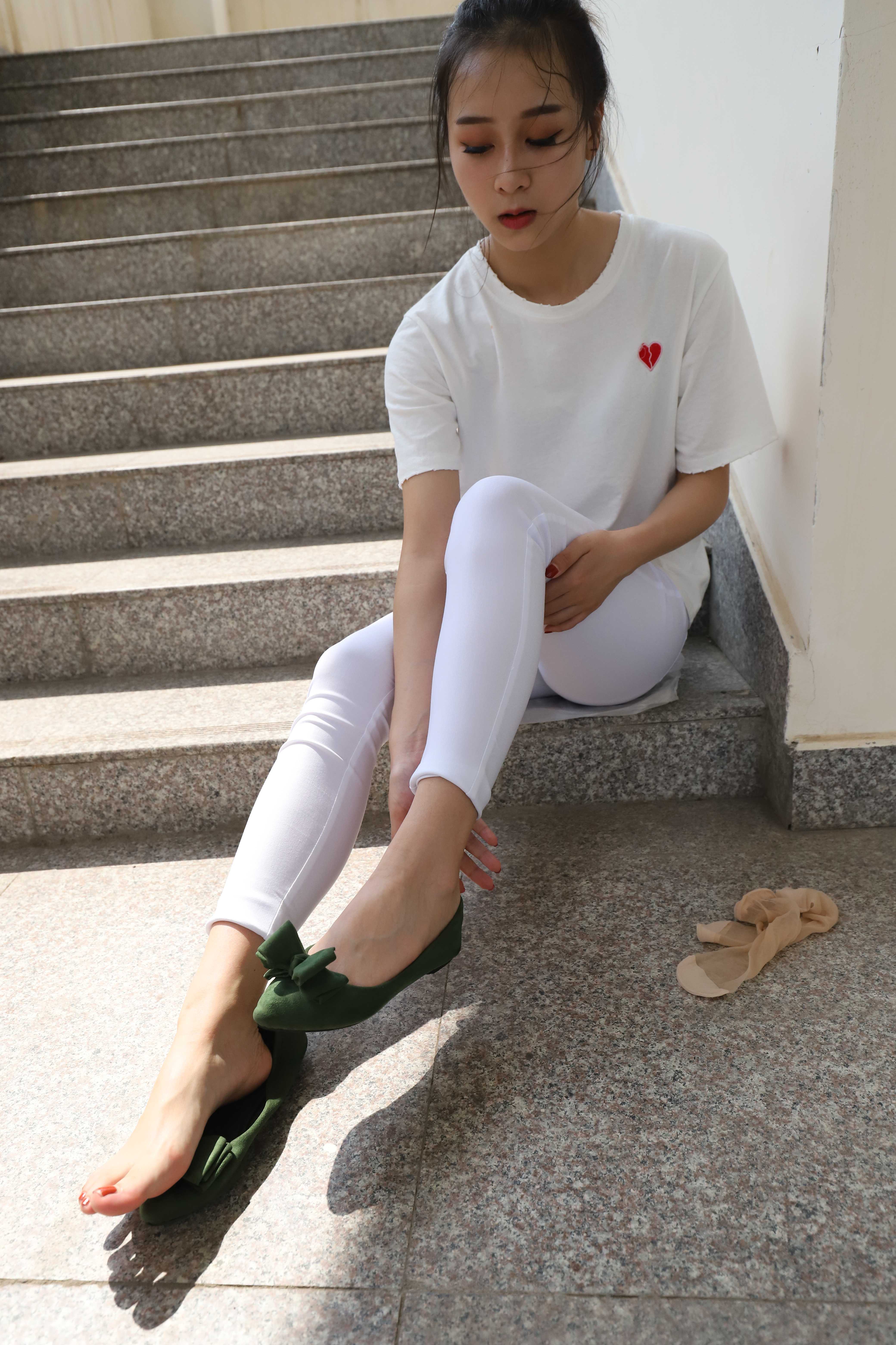 《学妹紧身裤裸足の丝袜脚丫+视频一部》作品图