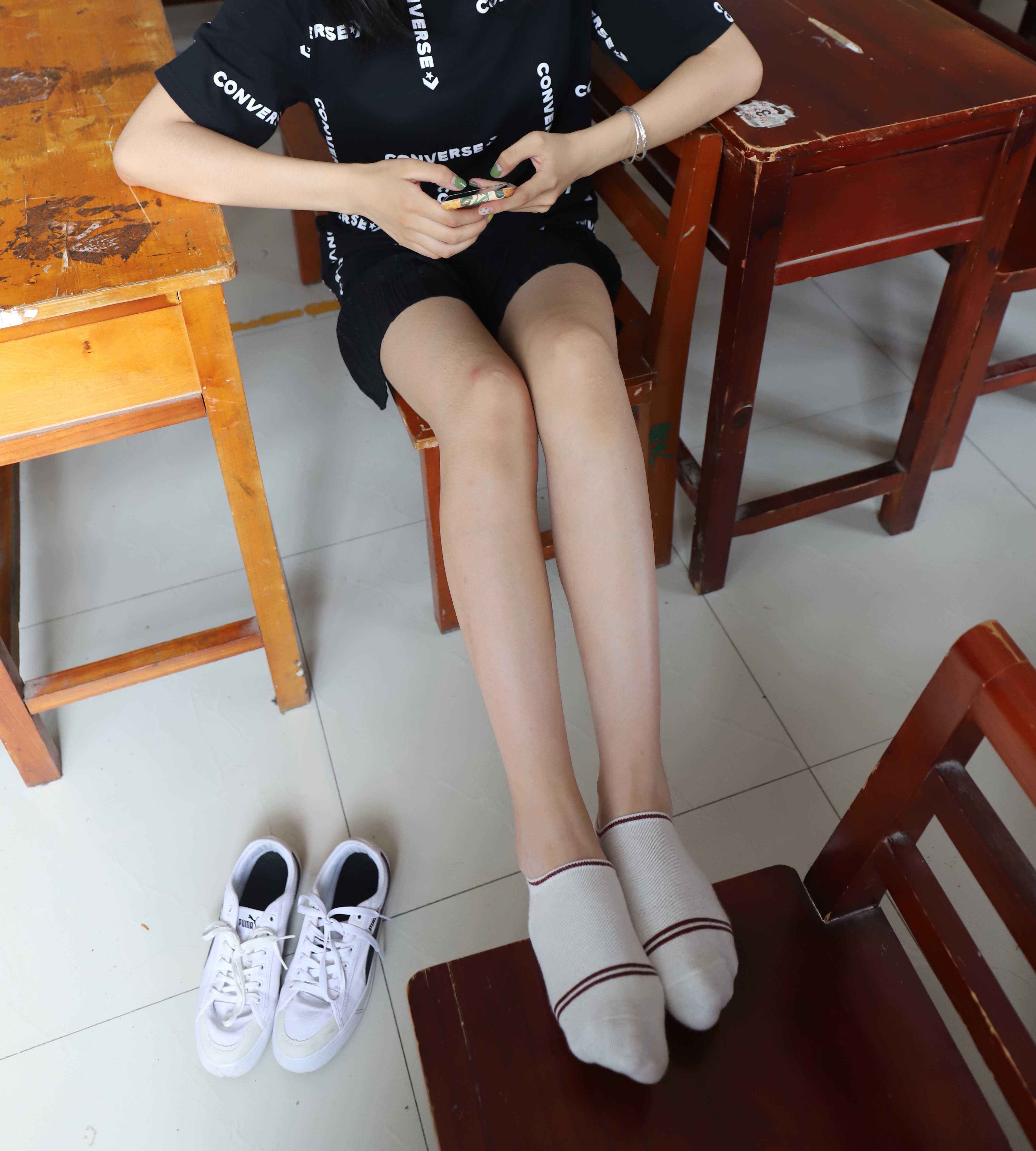 《学妹教室棉袜脚》作品图