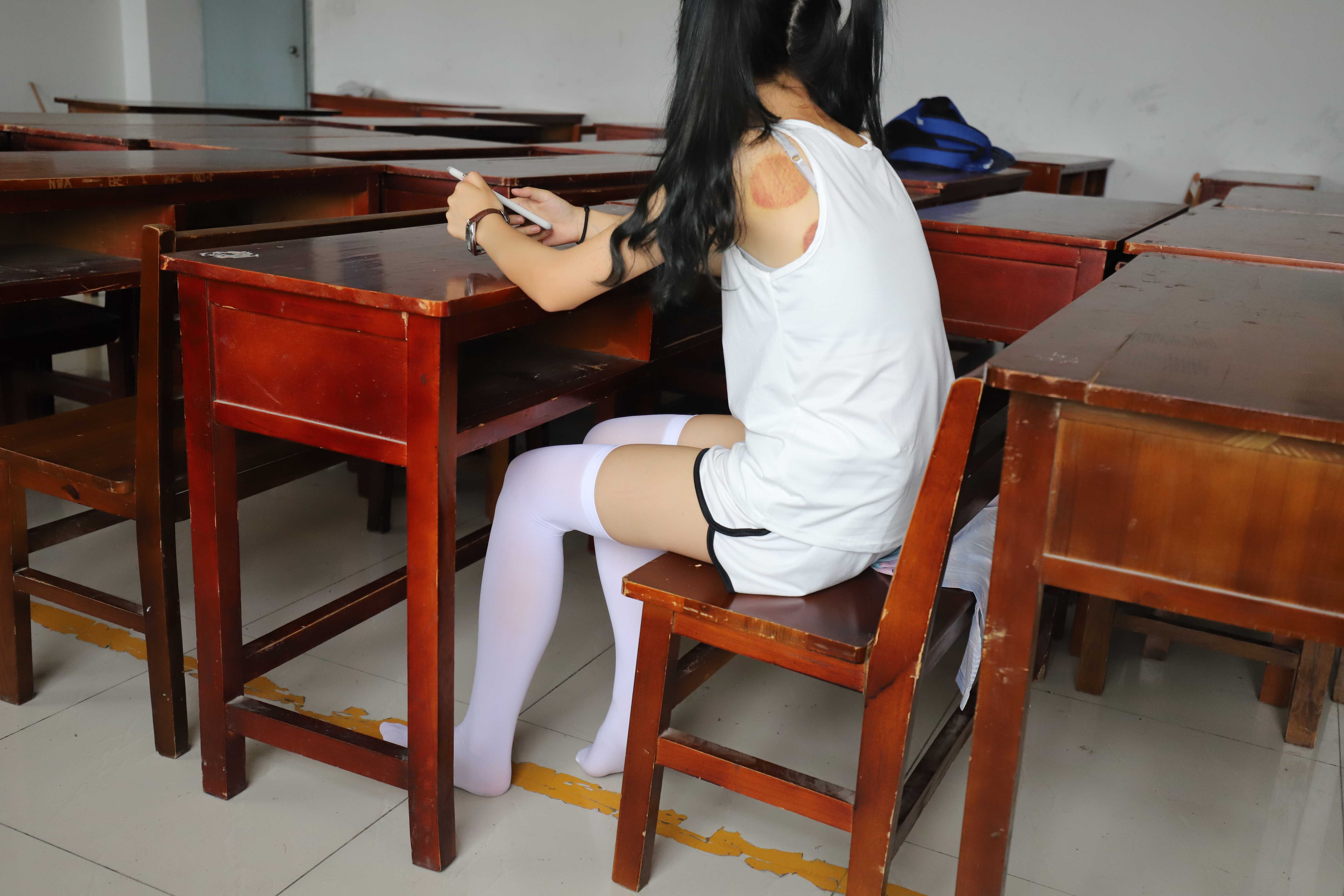《教室长白丝袜脚丫》作品图