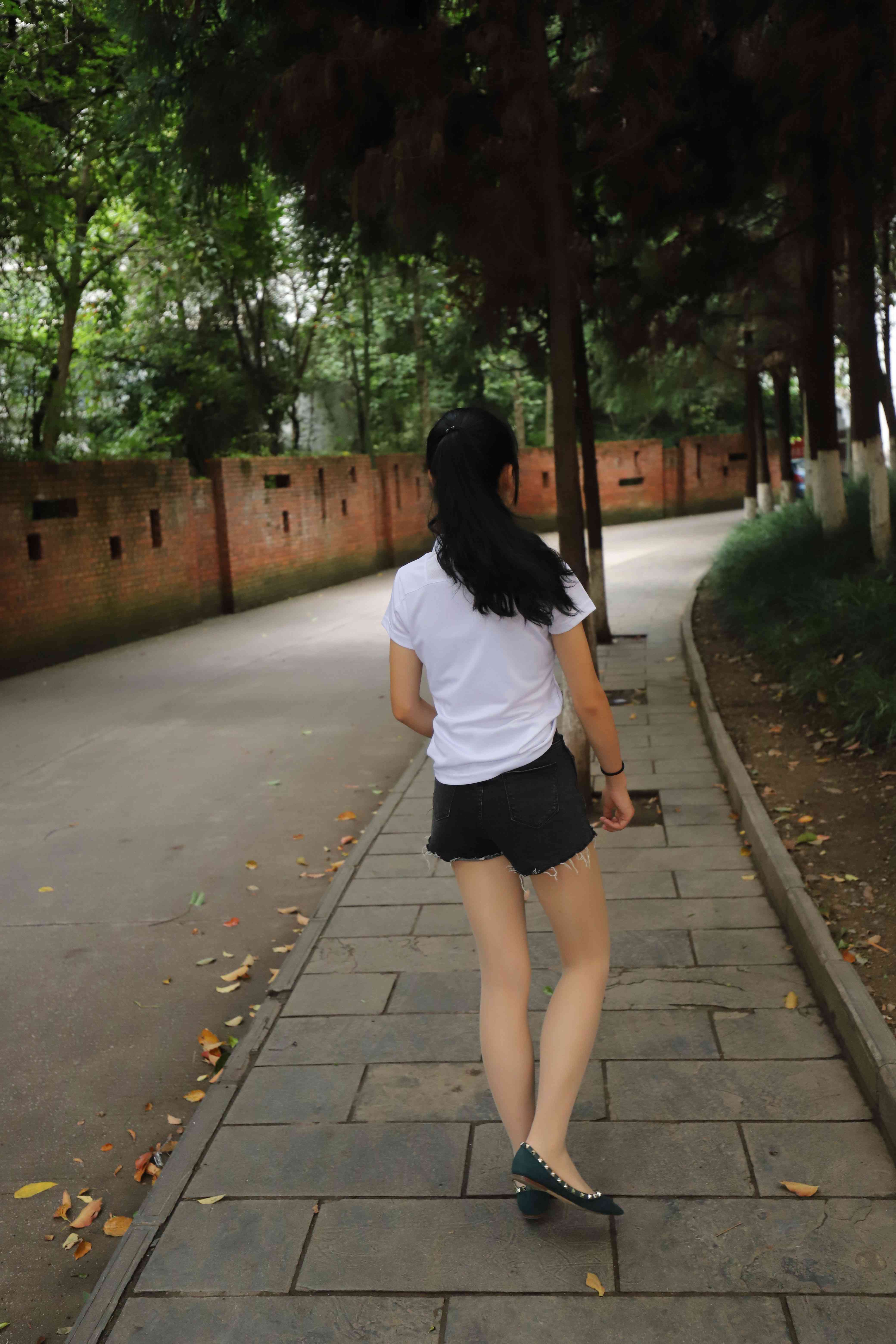 《长腿学姐热裤丝袜脚丫》作品图