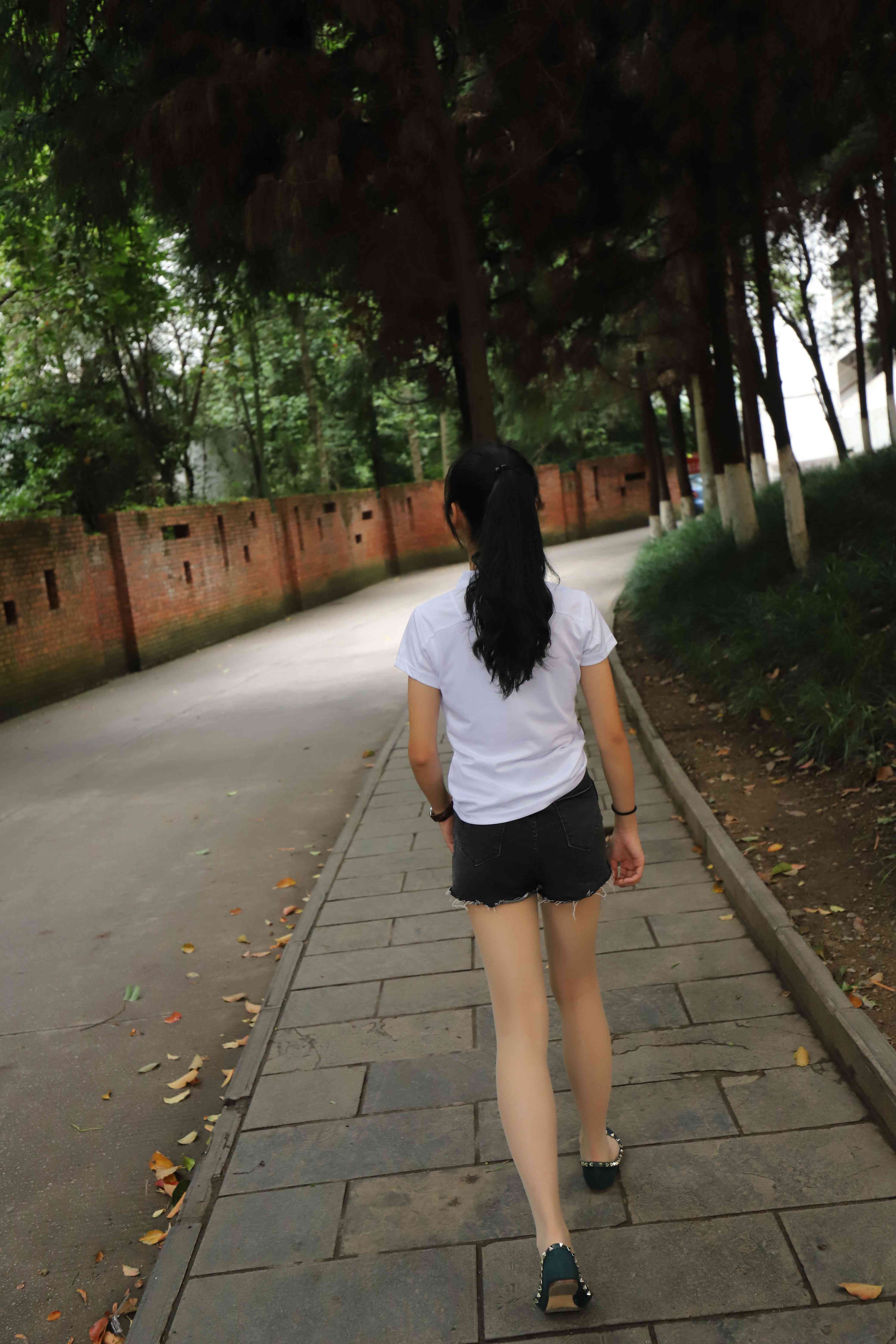 《长腿学姐热裤丝袜脚丫》作品图