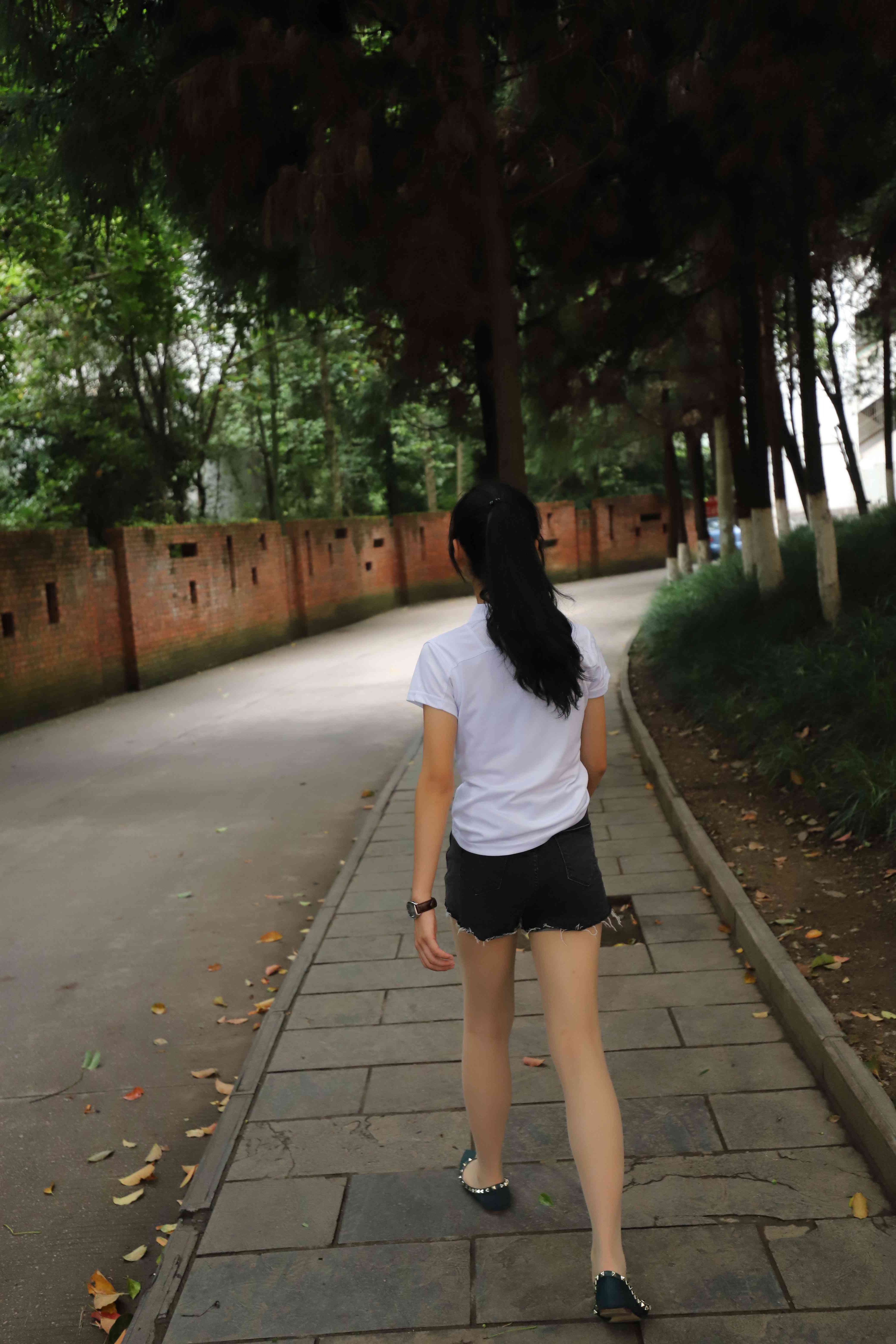 《长腿学姐热裤丝袜脚丫》作品图