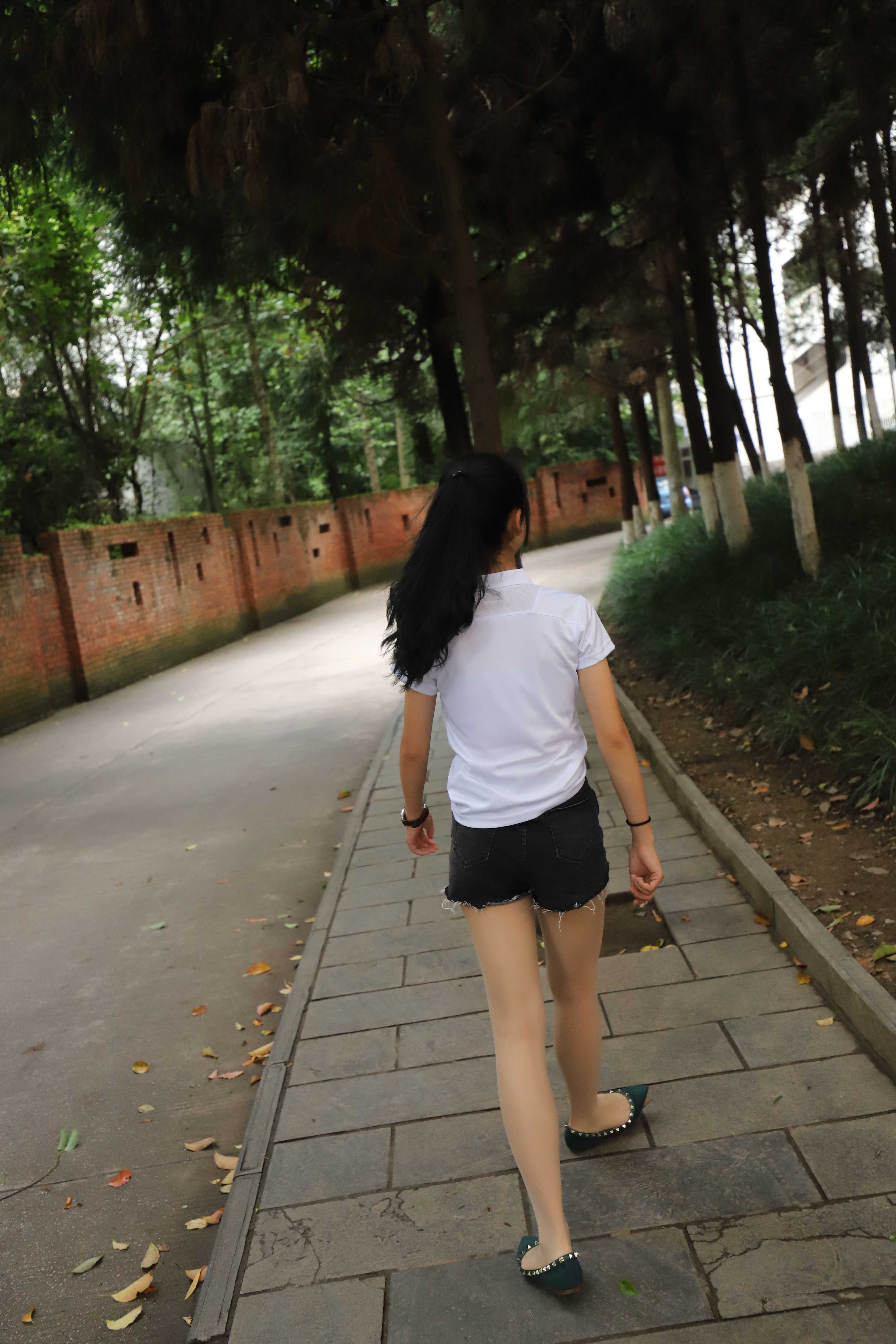 《长腿学姐热裤丝袜脚丫》作品图