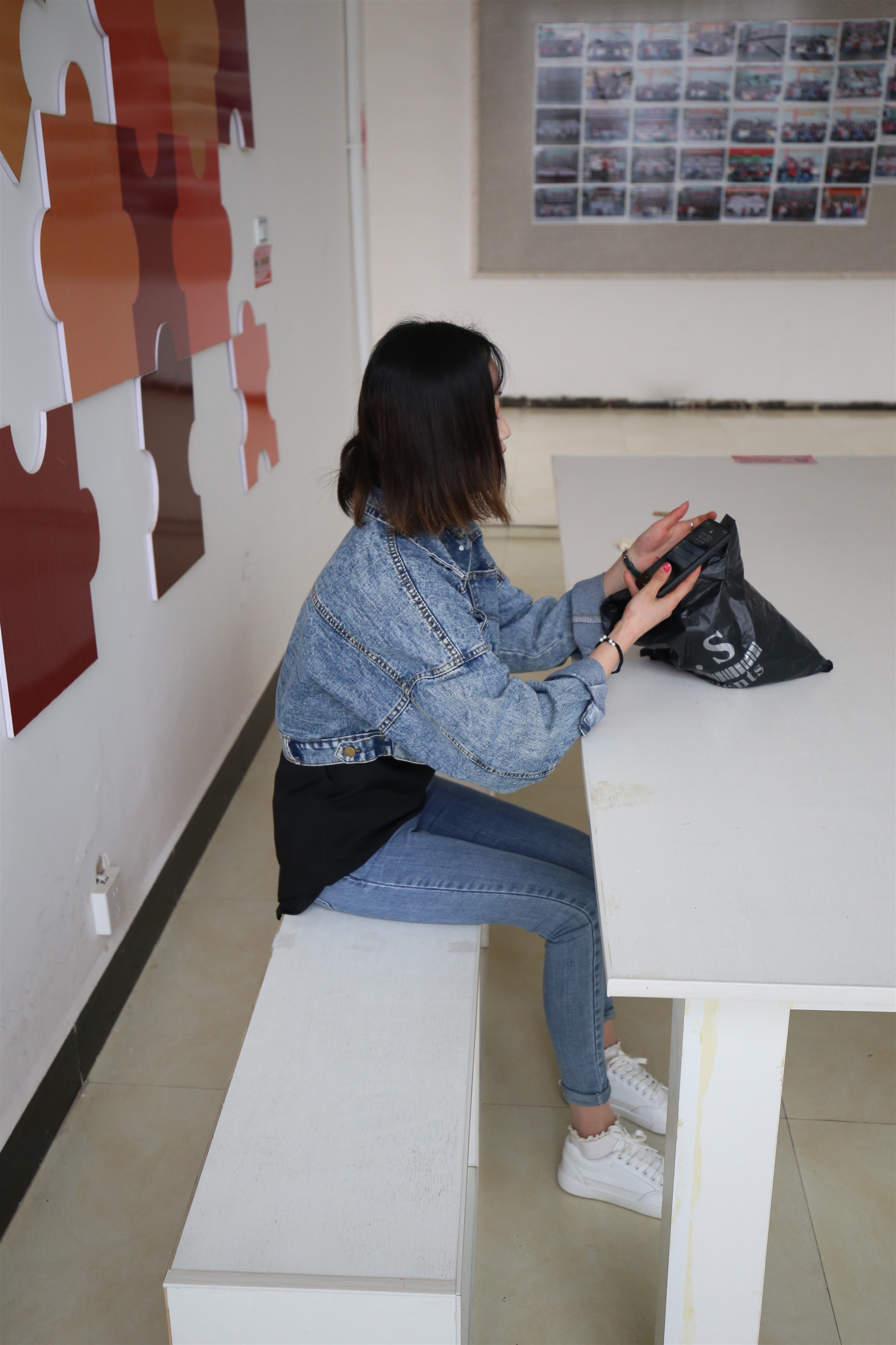 《牛仔装の板鞋丝袜脚丫+视频一部》作品图