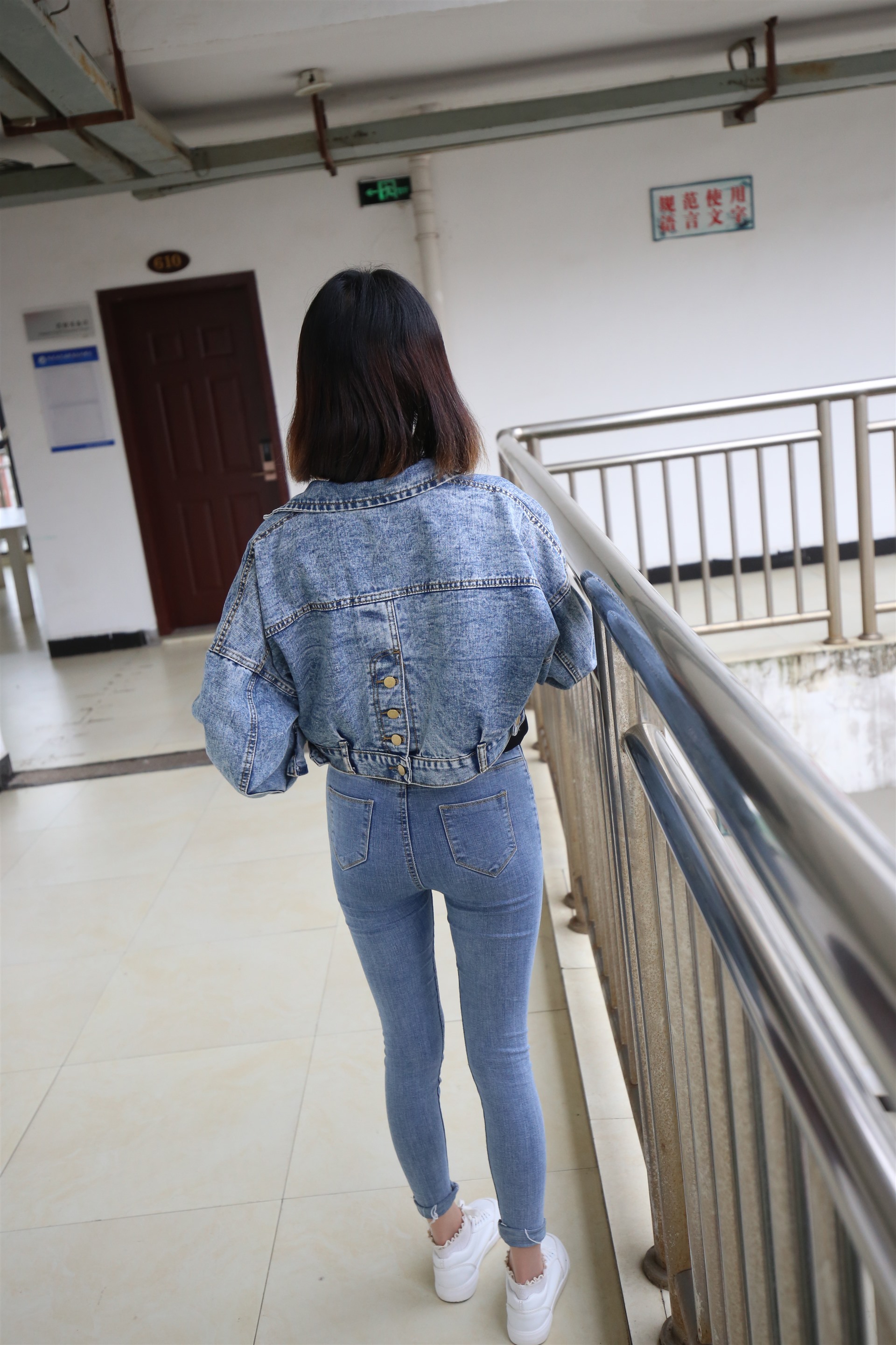 《牛仔装の板鞋丝袜脚丫+视频一部》作品图