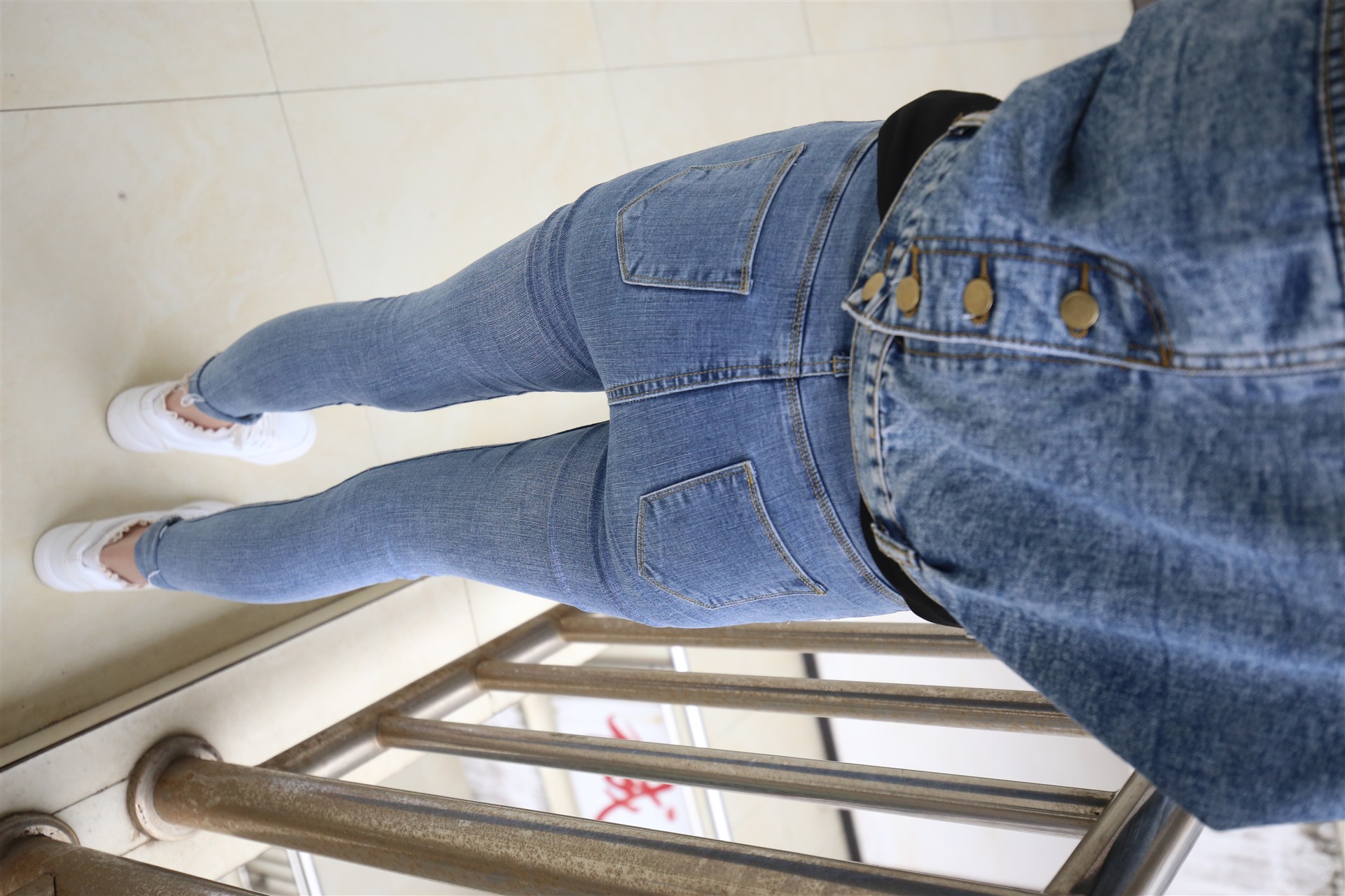 《牛仔装の板鞋丝袜脚丫+视频一部》作品图