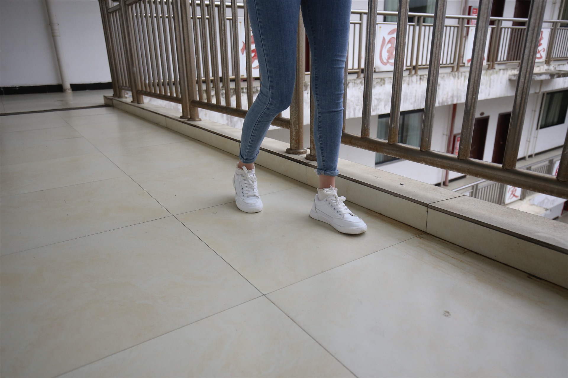 《牛仔装の板鞋丝袜脚丫+视频一部》作品图