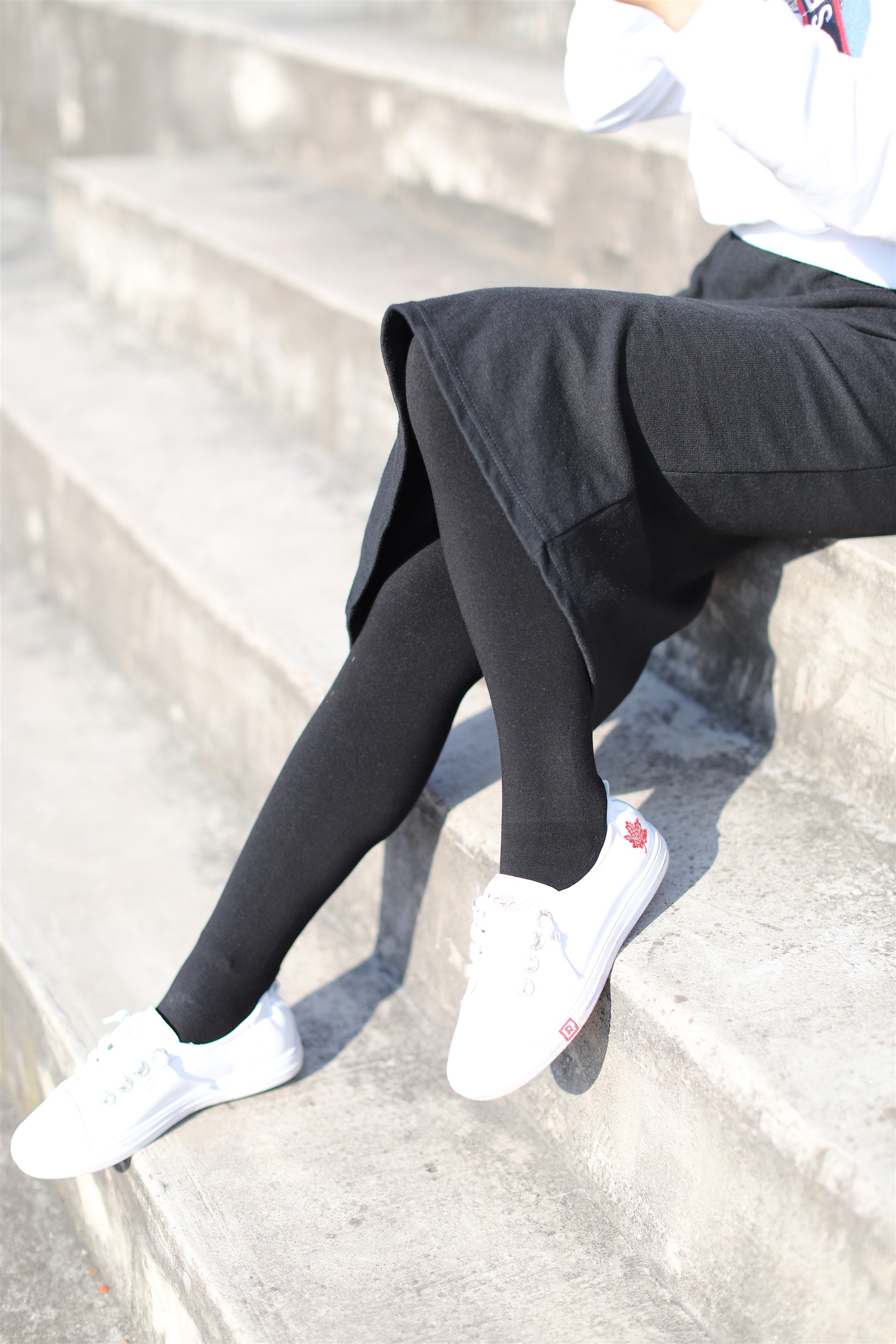 《学妹厚黑丝袜脚丫》作品图