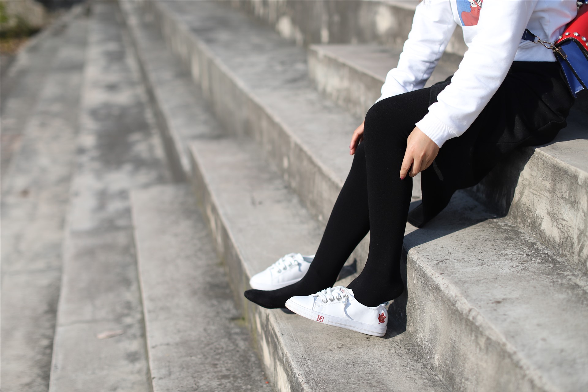 《学妹厚黑丝袜脚丫》作品图