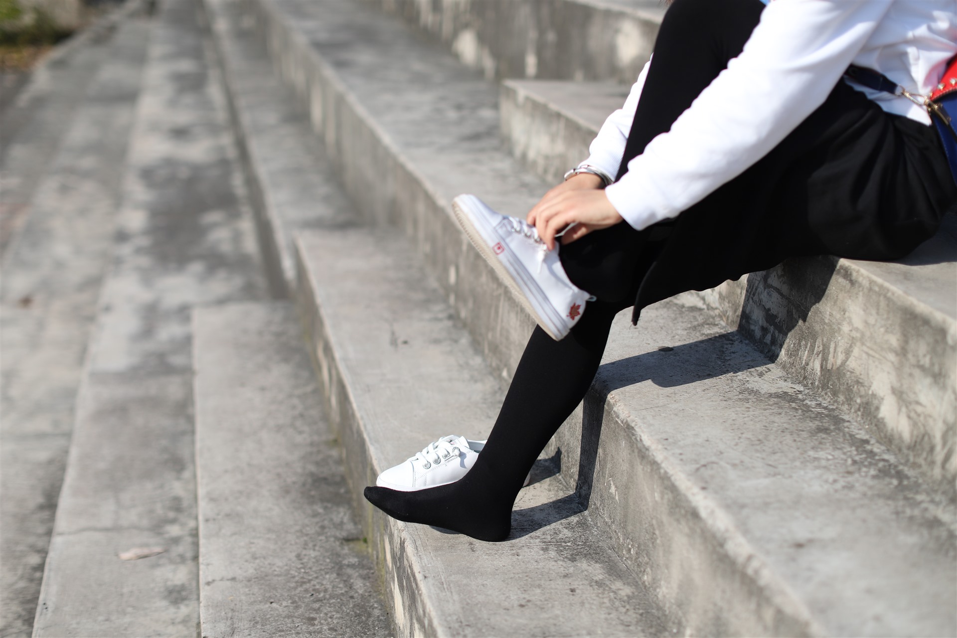 《学妹厚黑丝袜脚丫》作品图