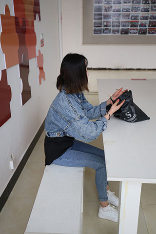小姐姐牛仔装の板鞋丝袜脚丫