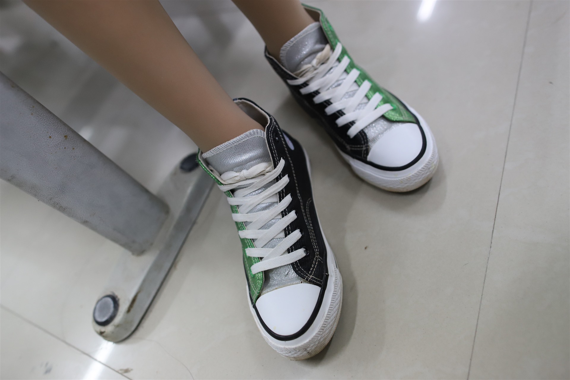 《黑裙帆布鞋の丝袜脚丫》作品图