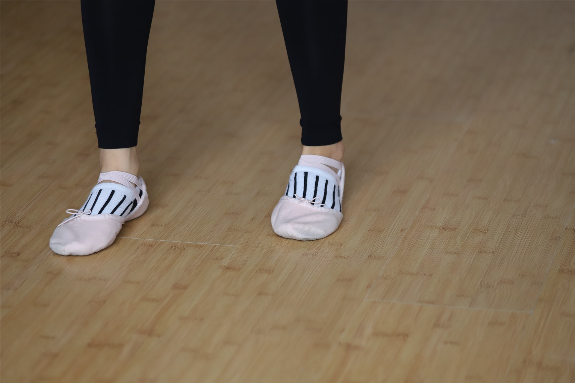 《棉袜脚丫练舞+视频一部》作品图