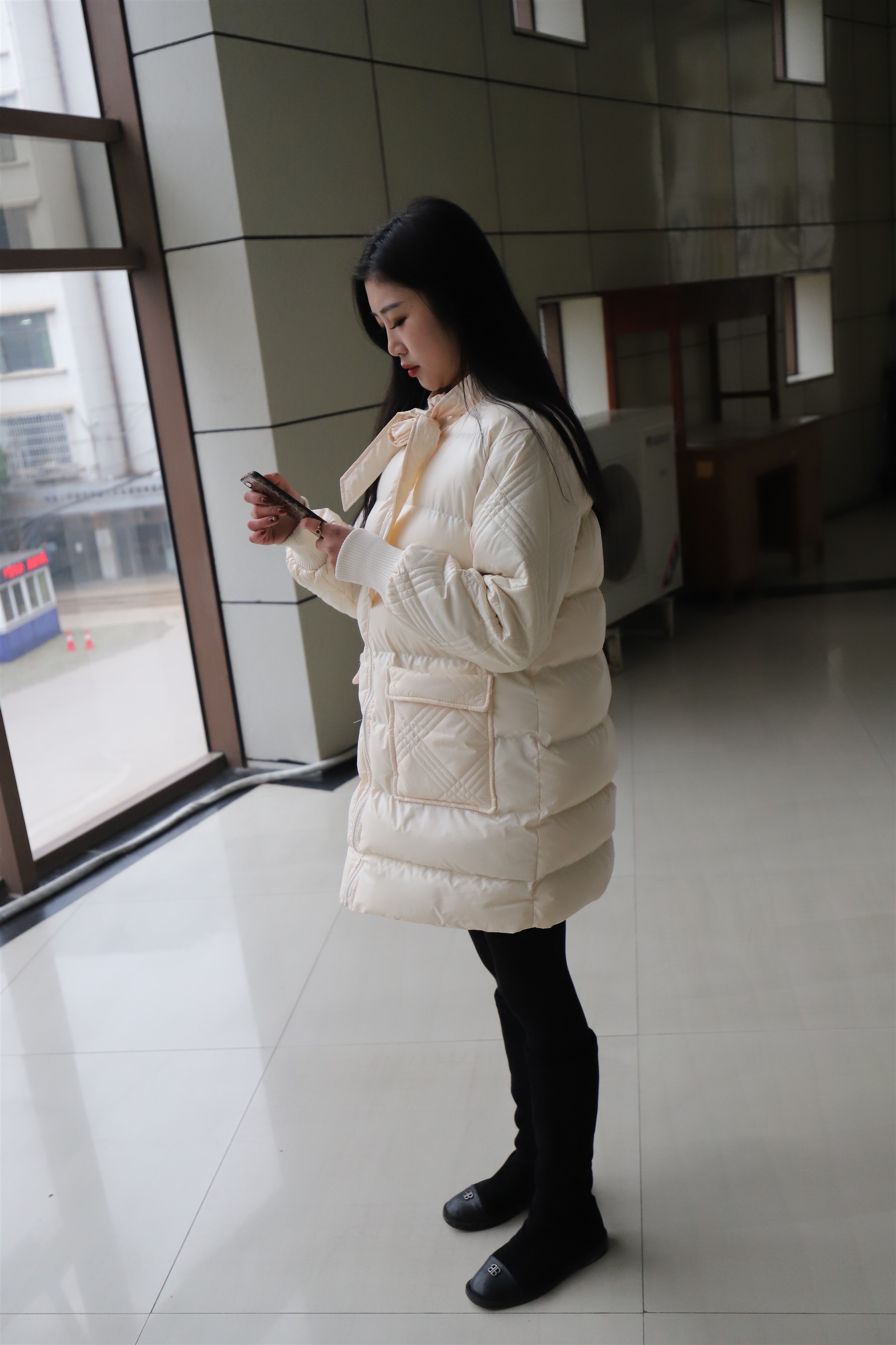 《学姐羽绒厚丝袜脚丫》作品图