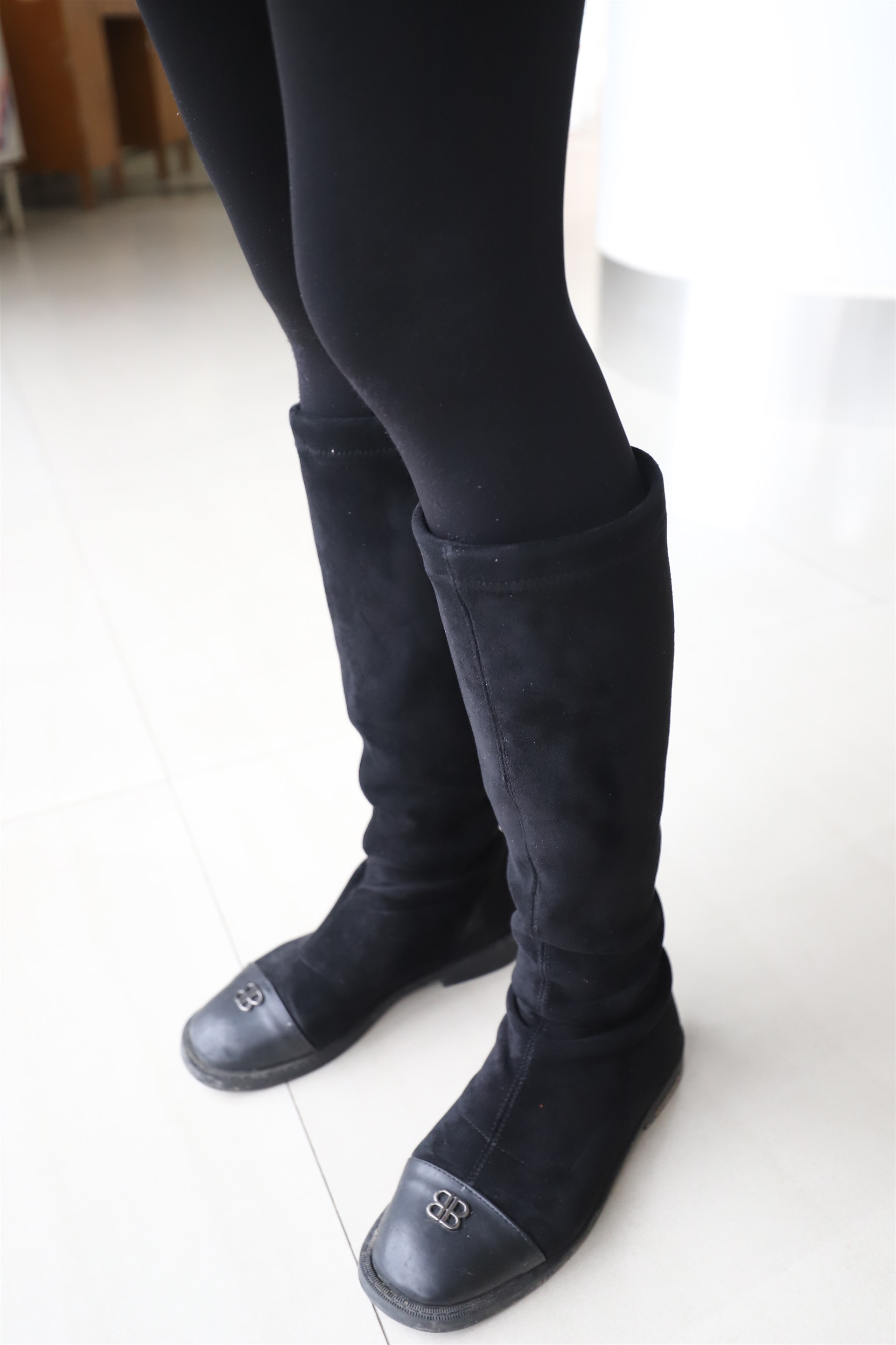 《学姐羽绒厚丝袜脚丫》作品图