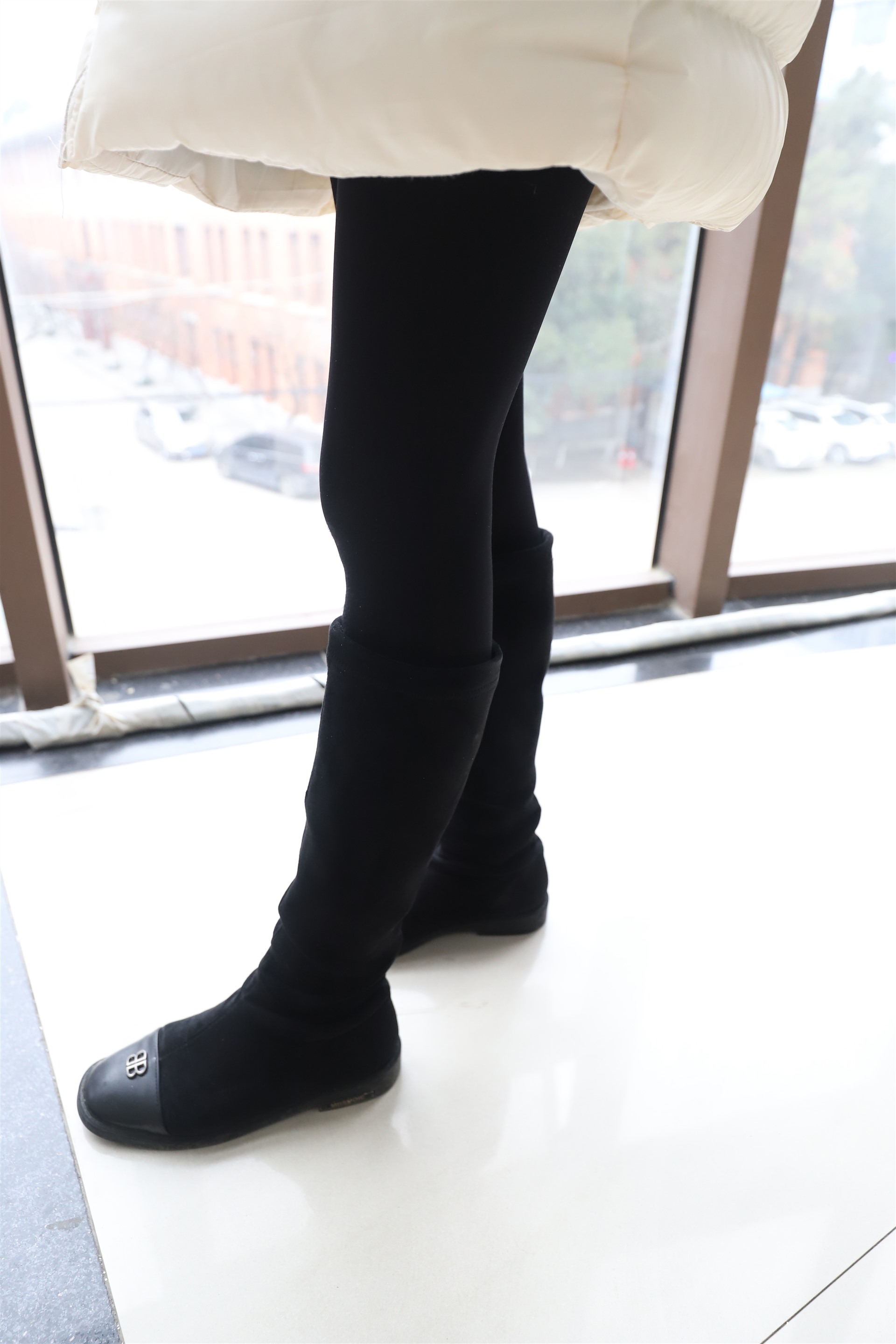 《学姐羽绒厚丝袜脚丫》作品图