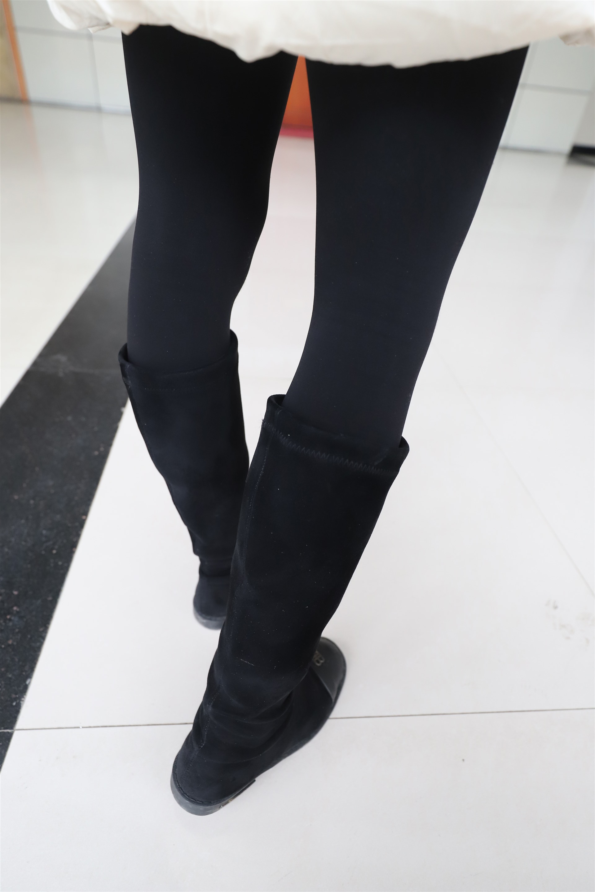 《学姐羽绒厚丝袜脚丫》作品图