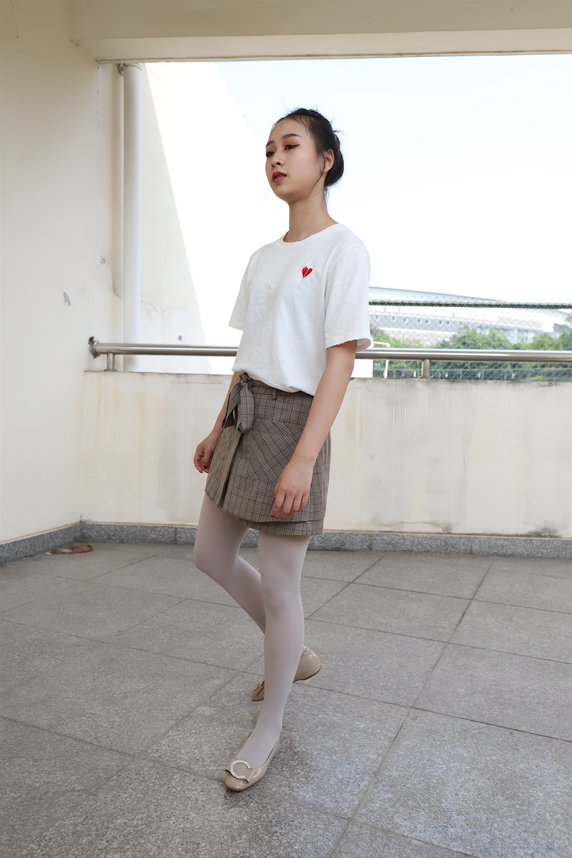 《好几天没洗的白丝袜脚丫》作品图