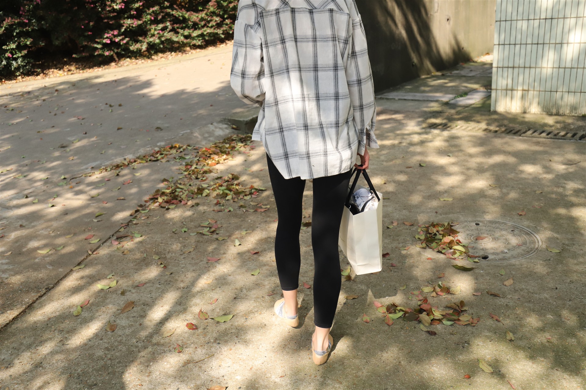 《舞后学妹吊带棉袜脚丫》作品图