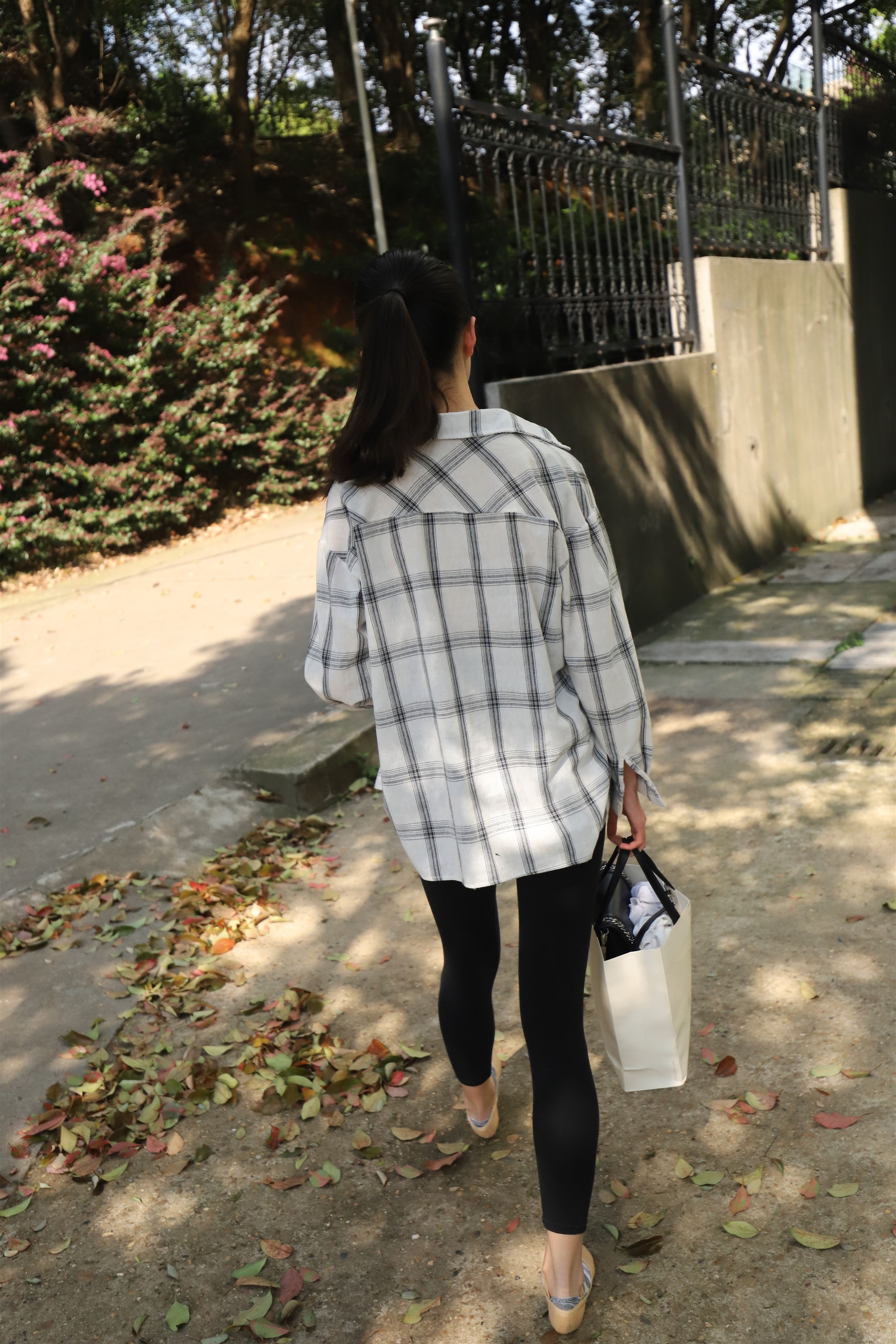 《舞后学妹吊带棉袜脚丫》作品图