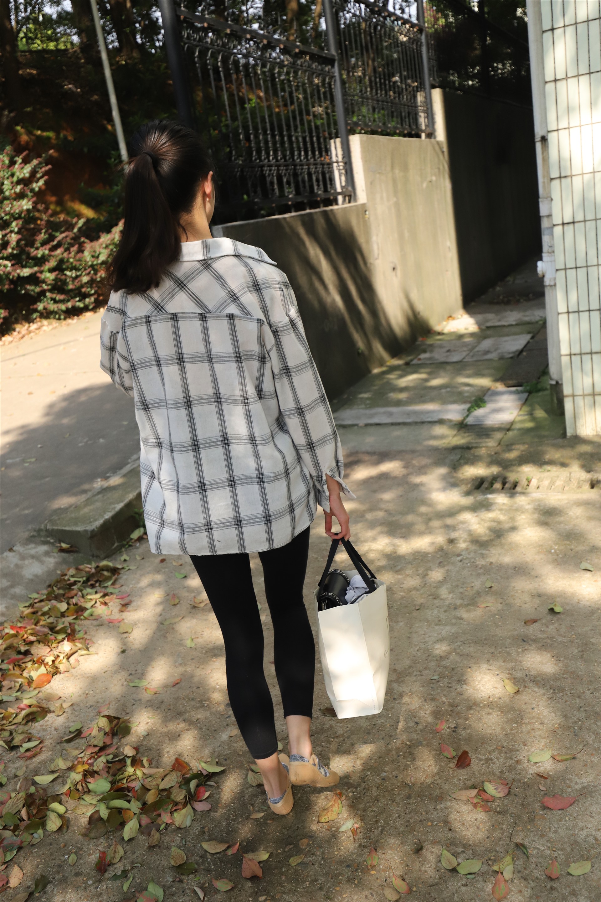 《舞后学妹吊带棉袜脚丫》作品图