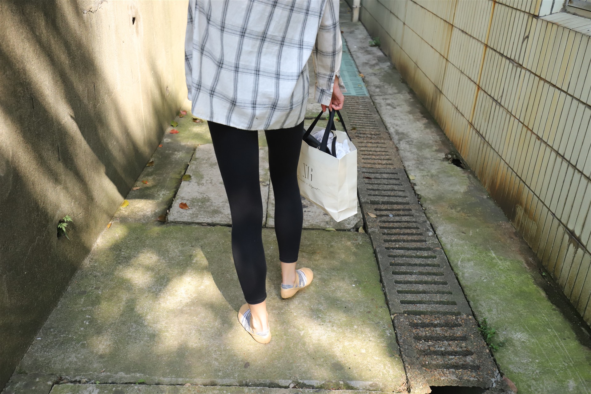 《舞后学妹吊带棉袜脚丫》作品图