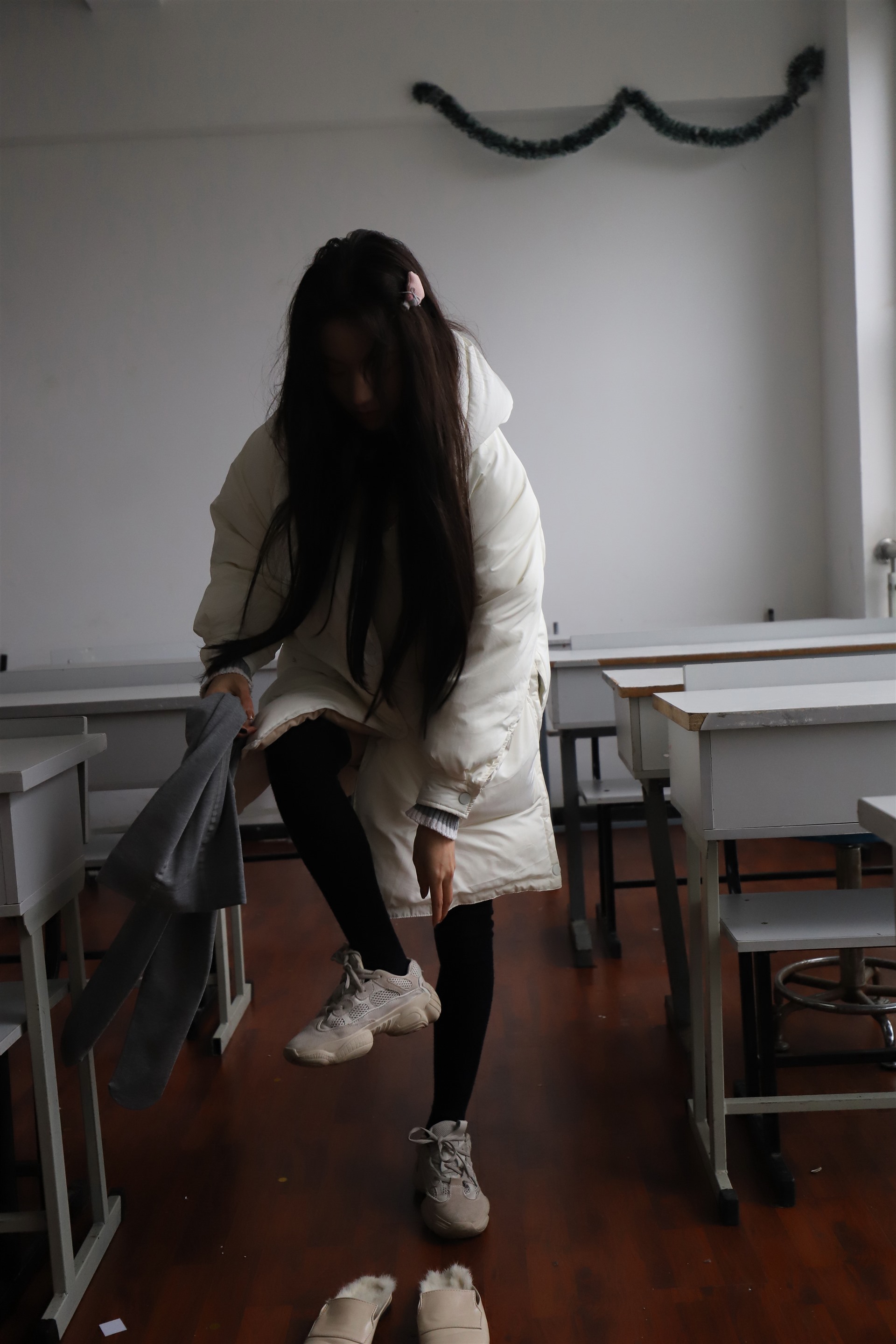 《教室yue拍厚灰丝袜脚丫》作品图