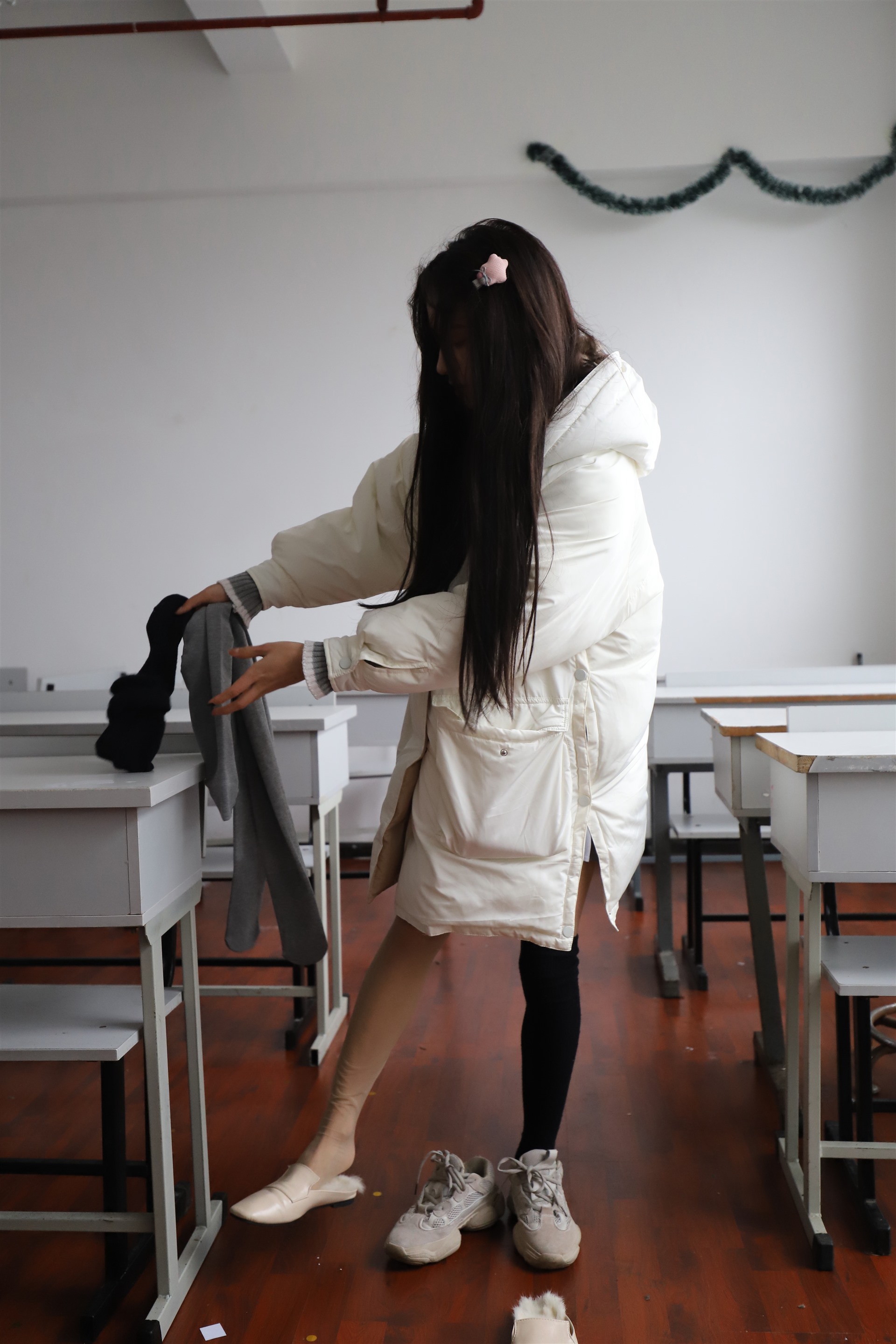 《教室yue拍厚灰丝袜脚丫》作品图