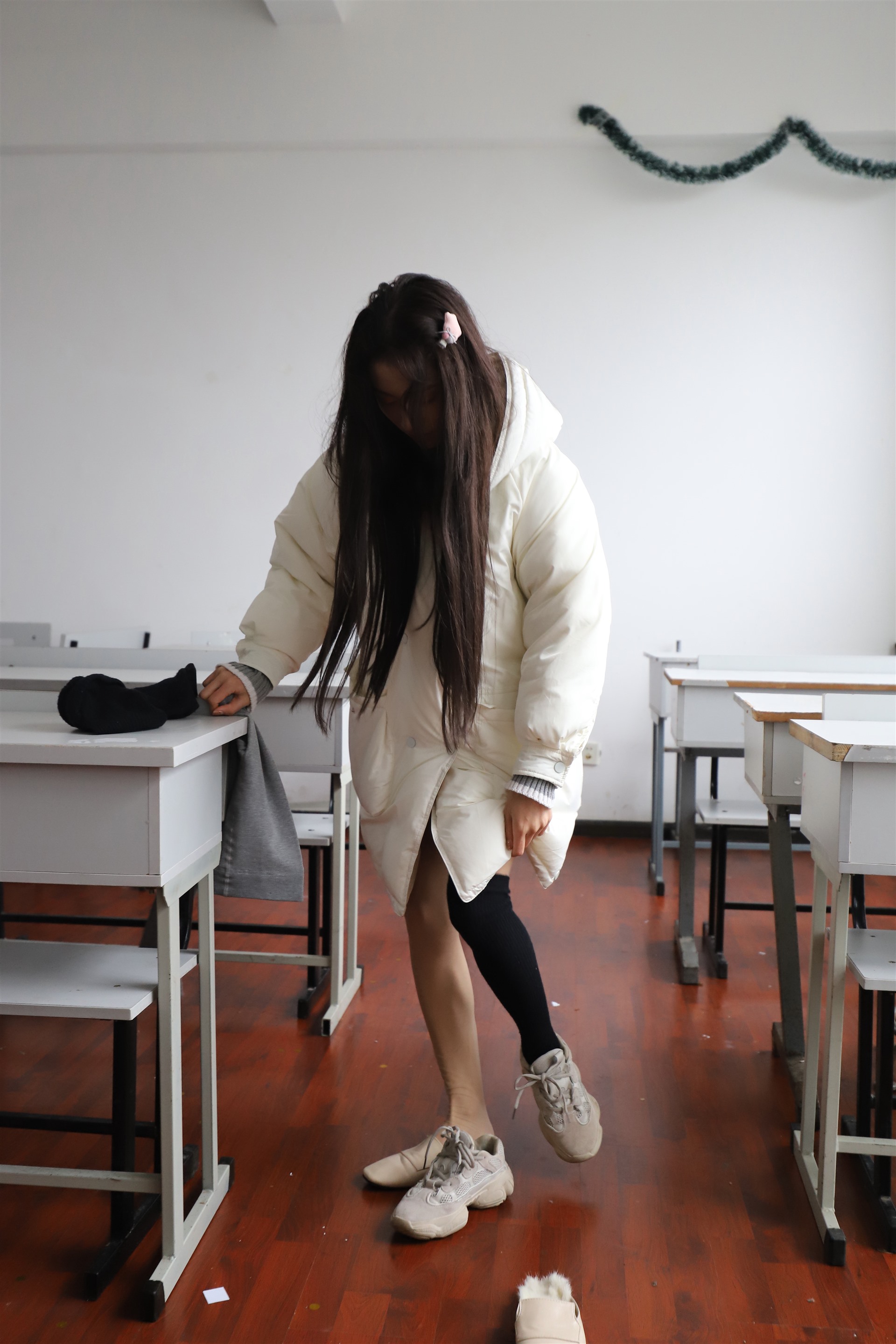 《教室yue拍厚灰丝袜脚丫》作品图