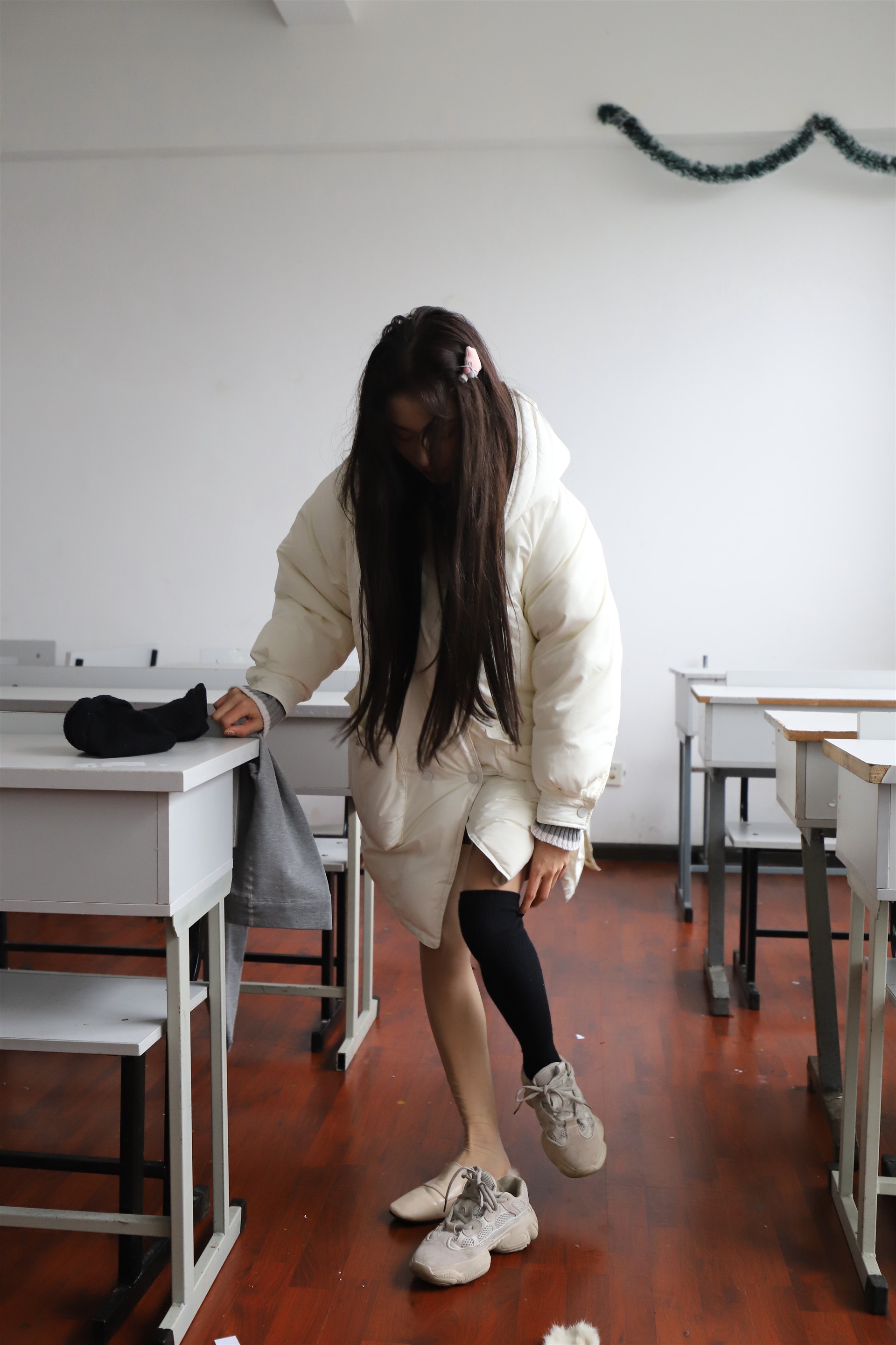 《教室yue拍厚灰丝袜脚丫》作品图