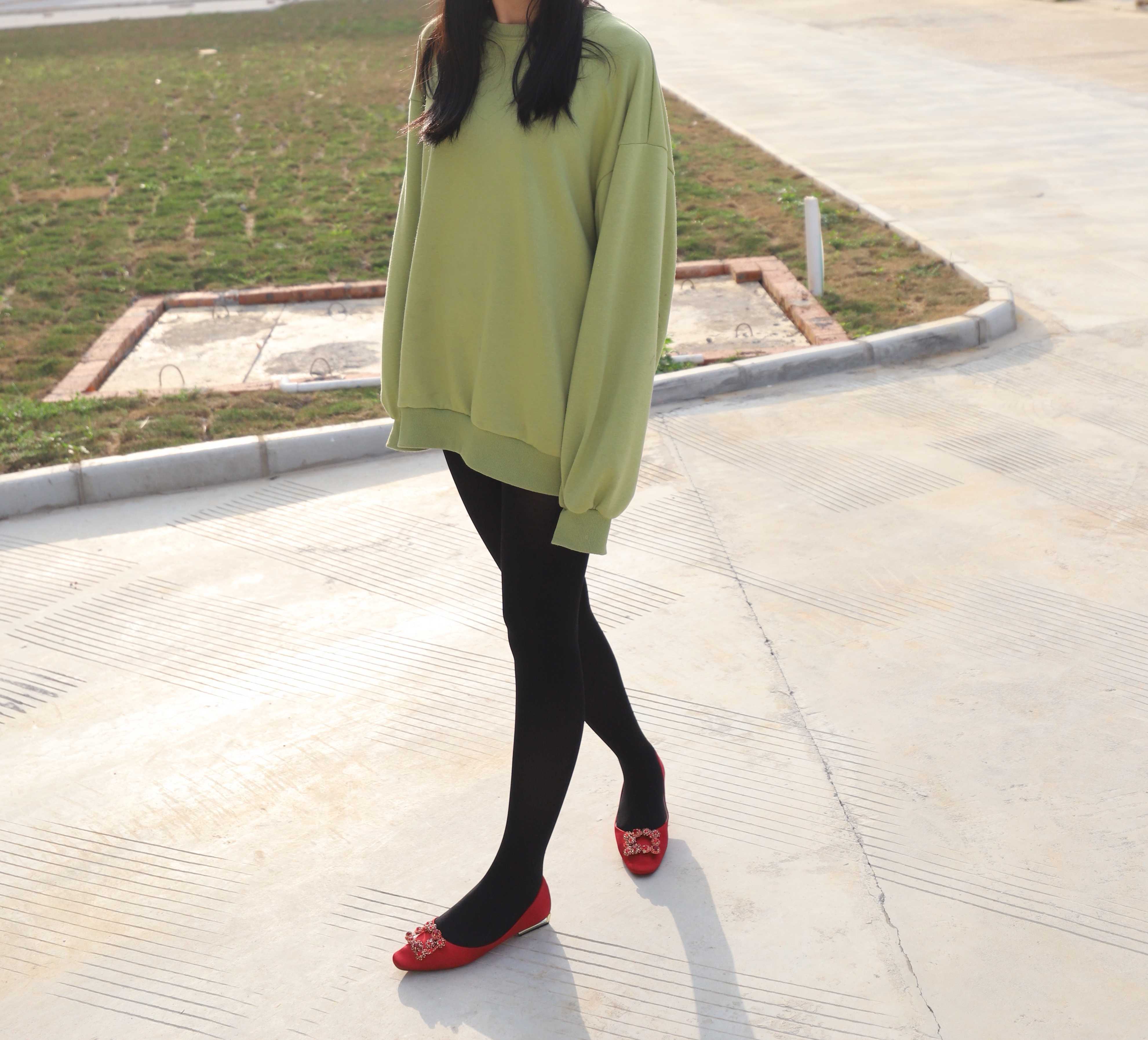 《学妹红鞋の黑丝脚丫》作品图