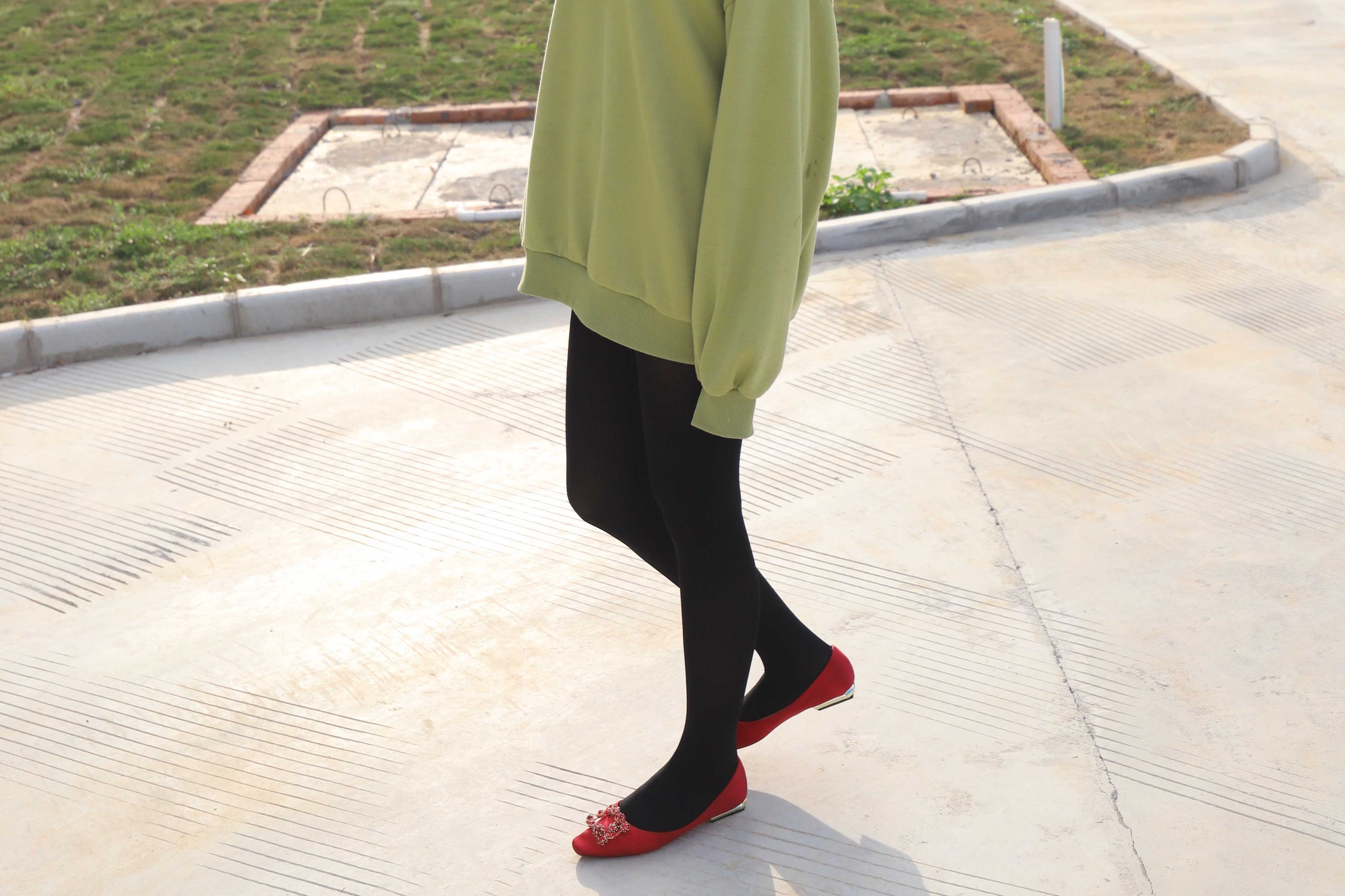 《学妹红鞋の黑丝脚丫》作品图