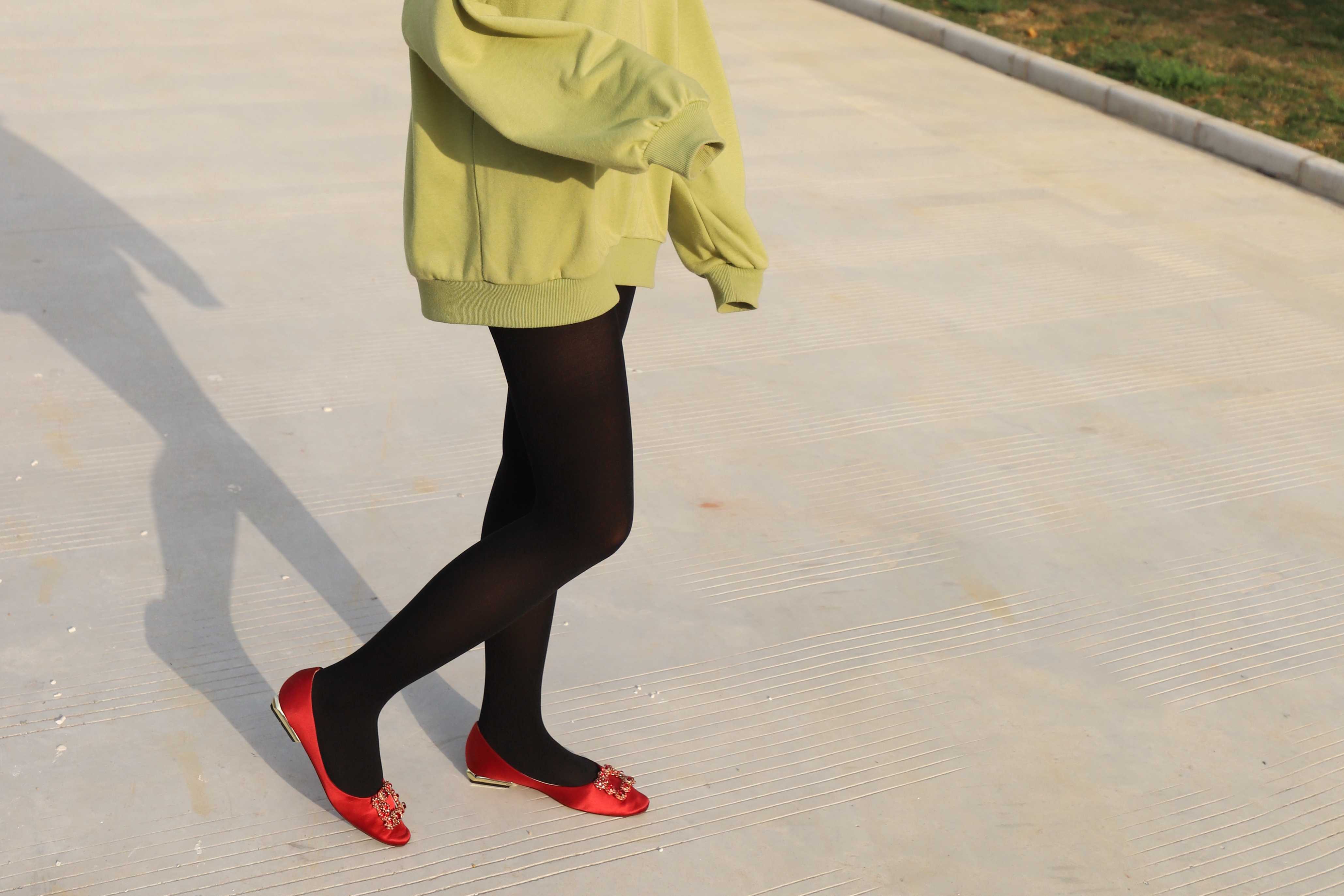 《学妹红鞋の黑丝脚丫》作品图