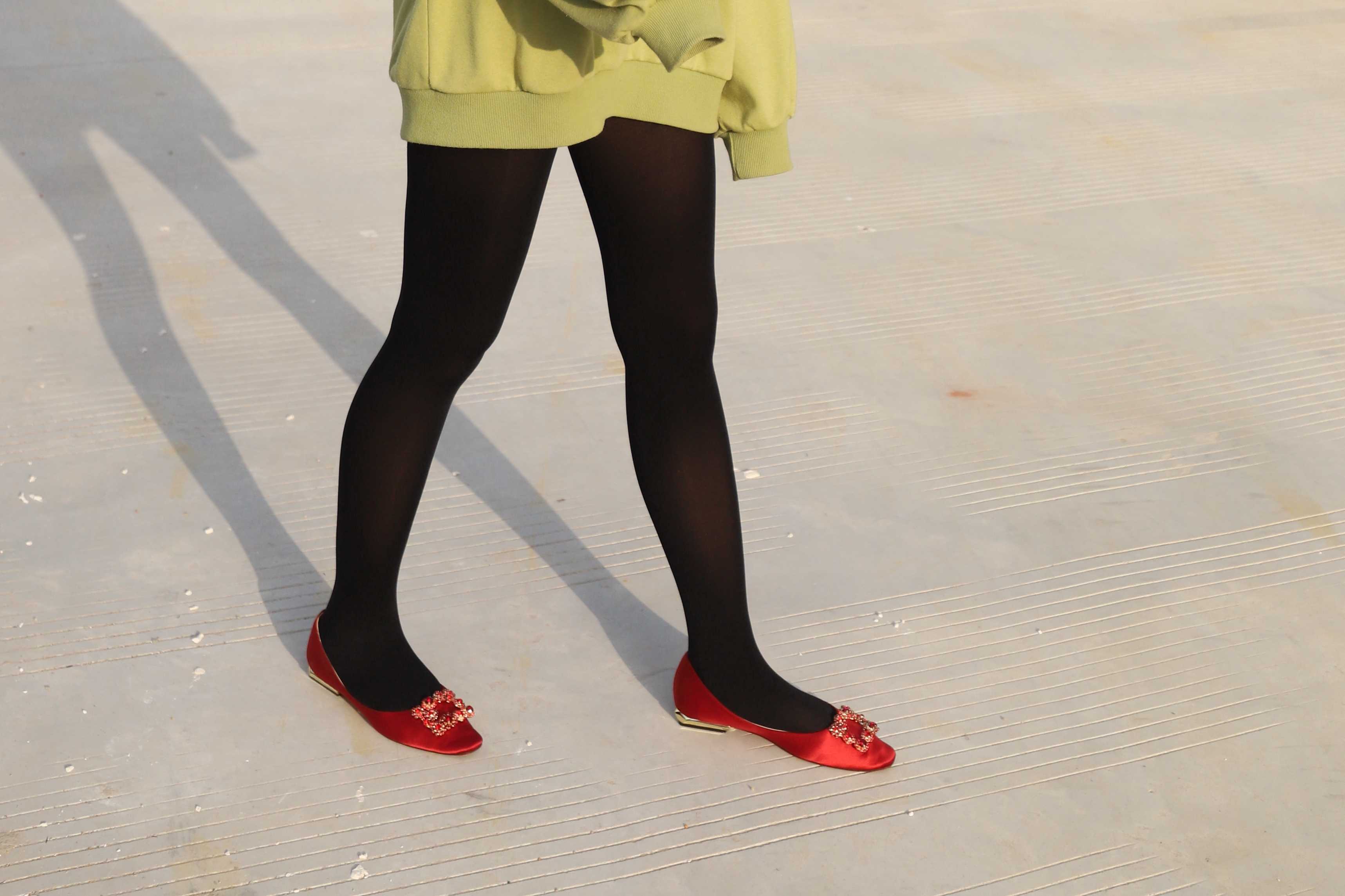 《学妹红鞋の黑丝脚丫》作品图