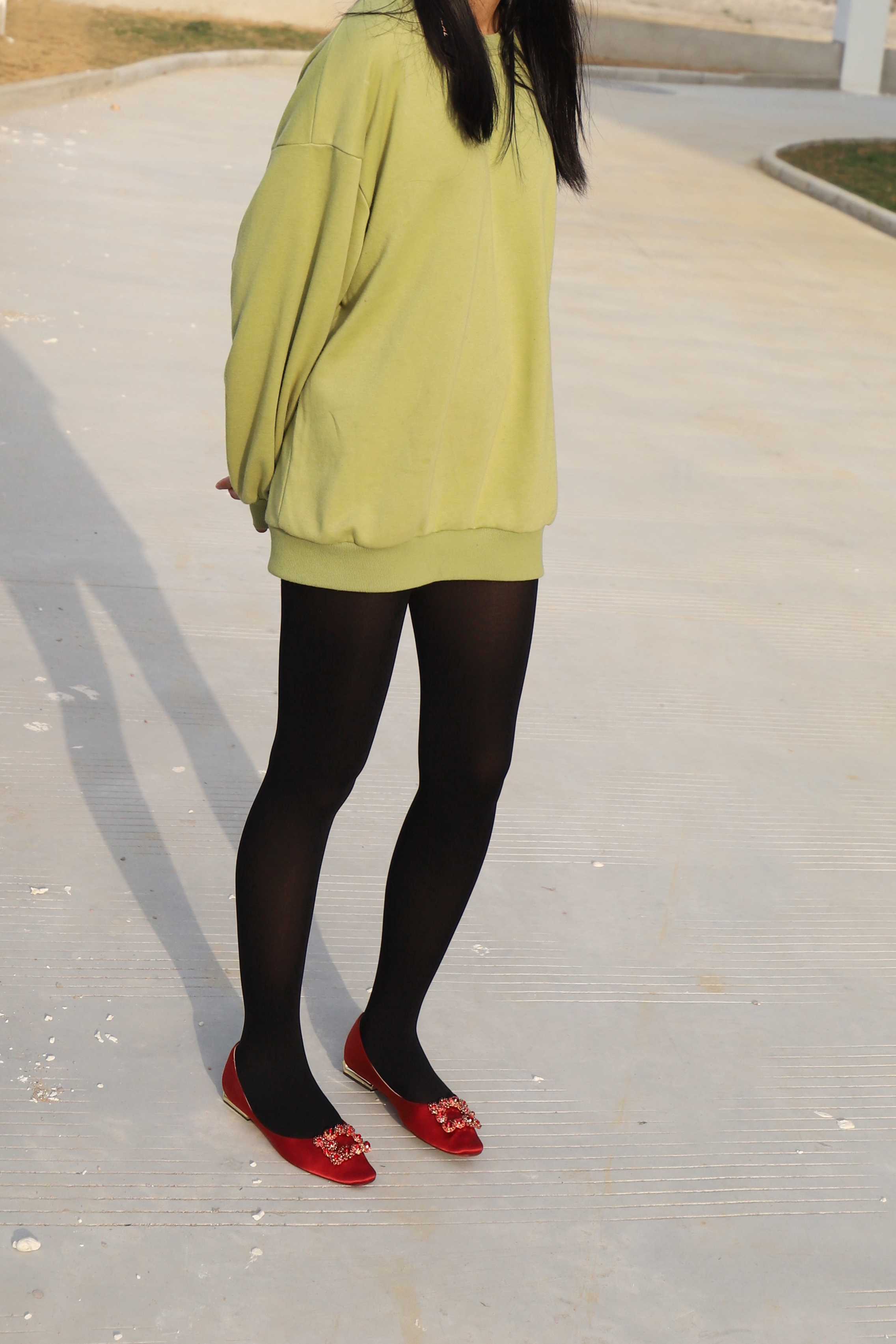 《学妹红鞋の黑丝脚丫》作品图