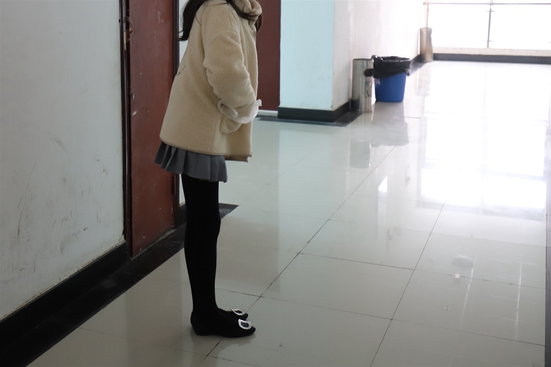 《学妹雪地上的厚黑丝脚丫+视频一部》作品图