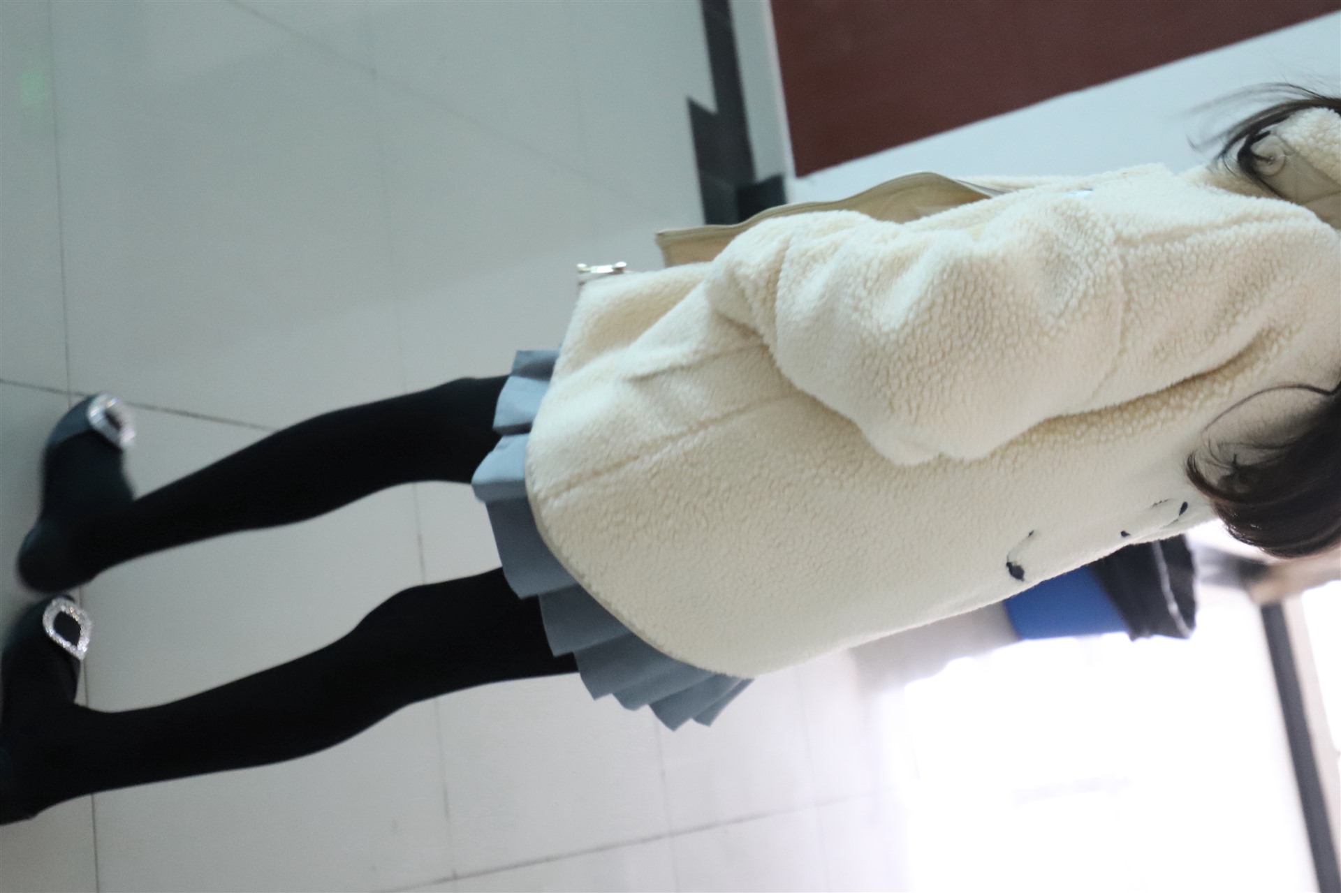 《学妹雪地上的厚黑丝脚丫+视频一部》作品图