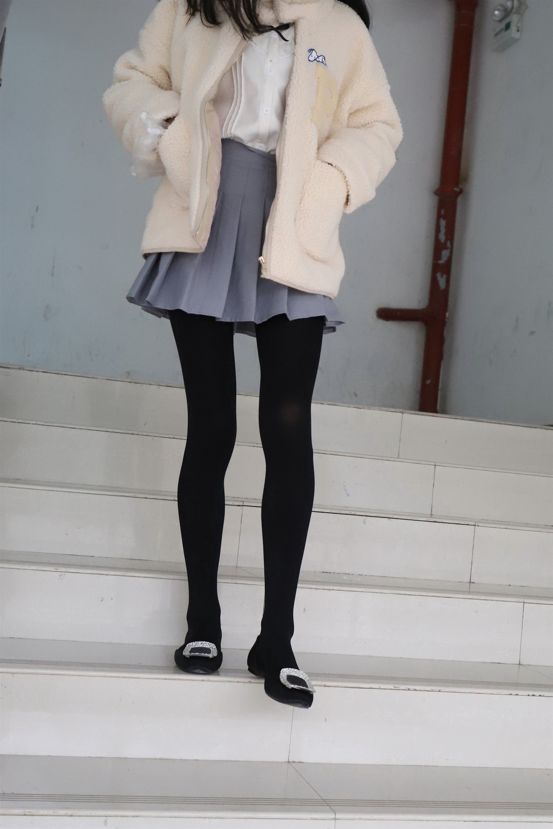 《学妹雪地上的厚黑丝脚丫+视频一部》作品图