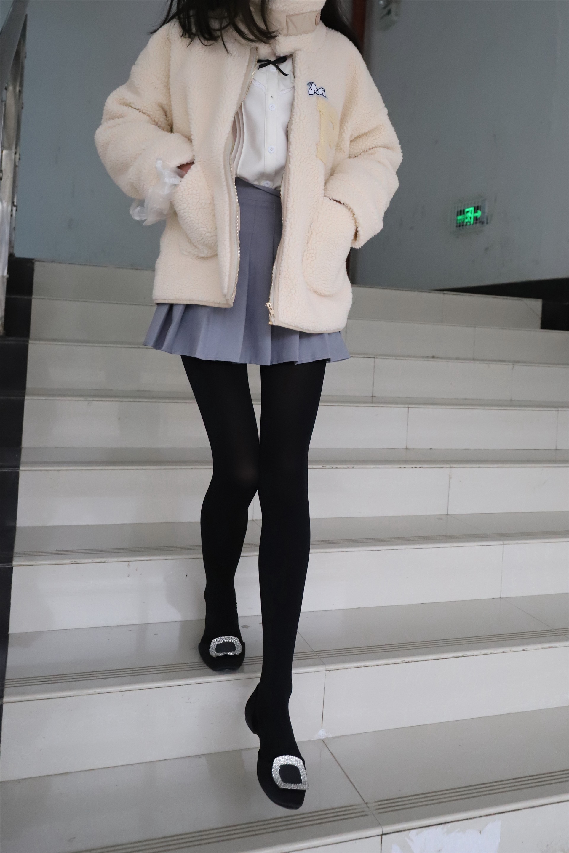 《学妹雪地上的厚黑丝脚丫+视频一部》作品图