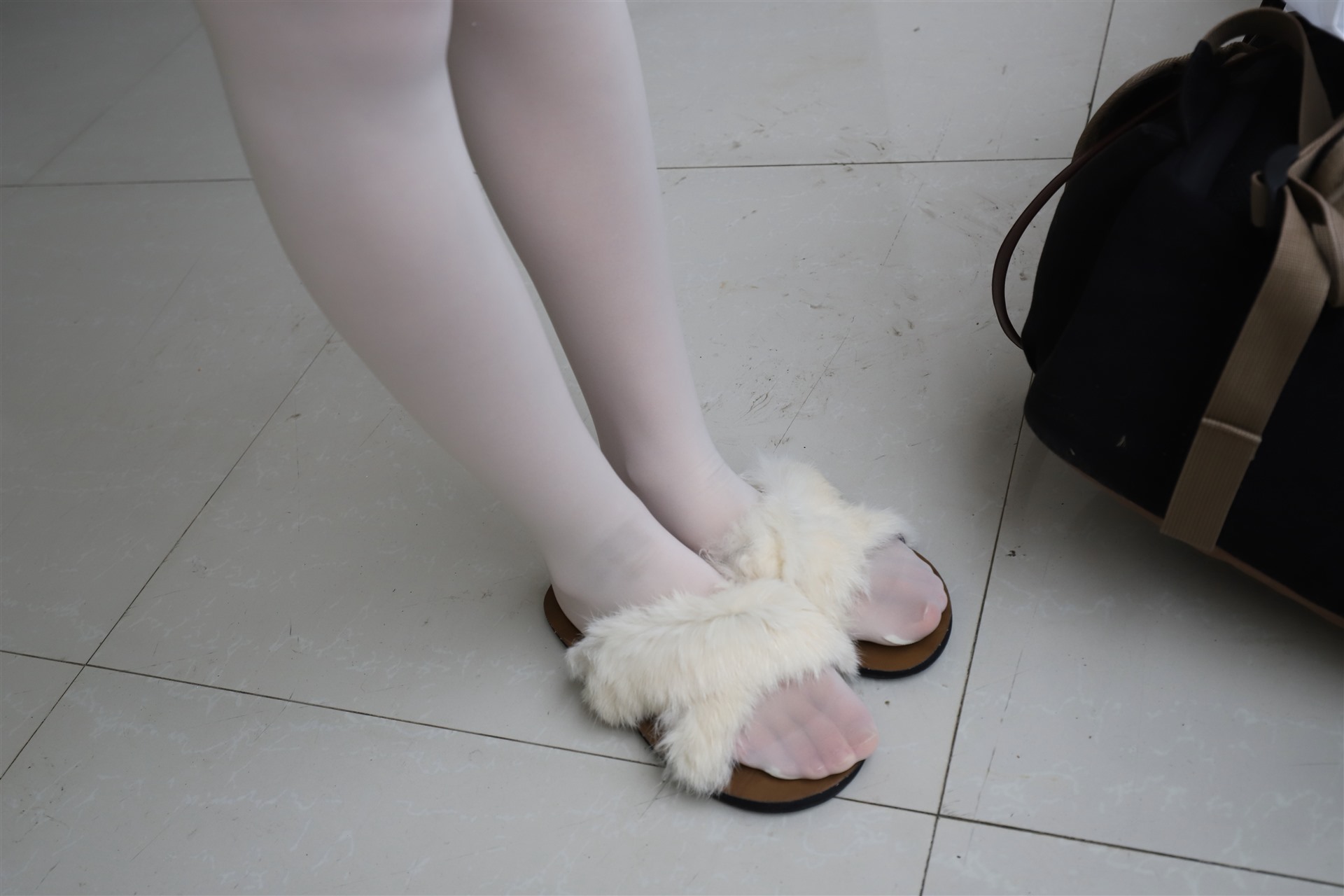 《雪地上长白丝袜脚丫》作品图