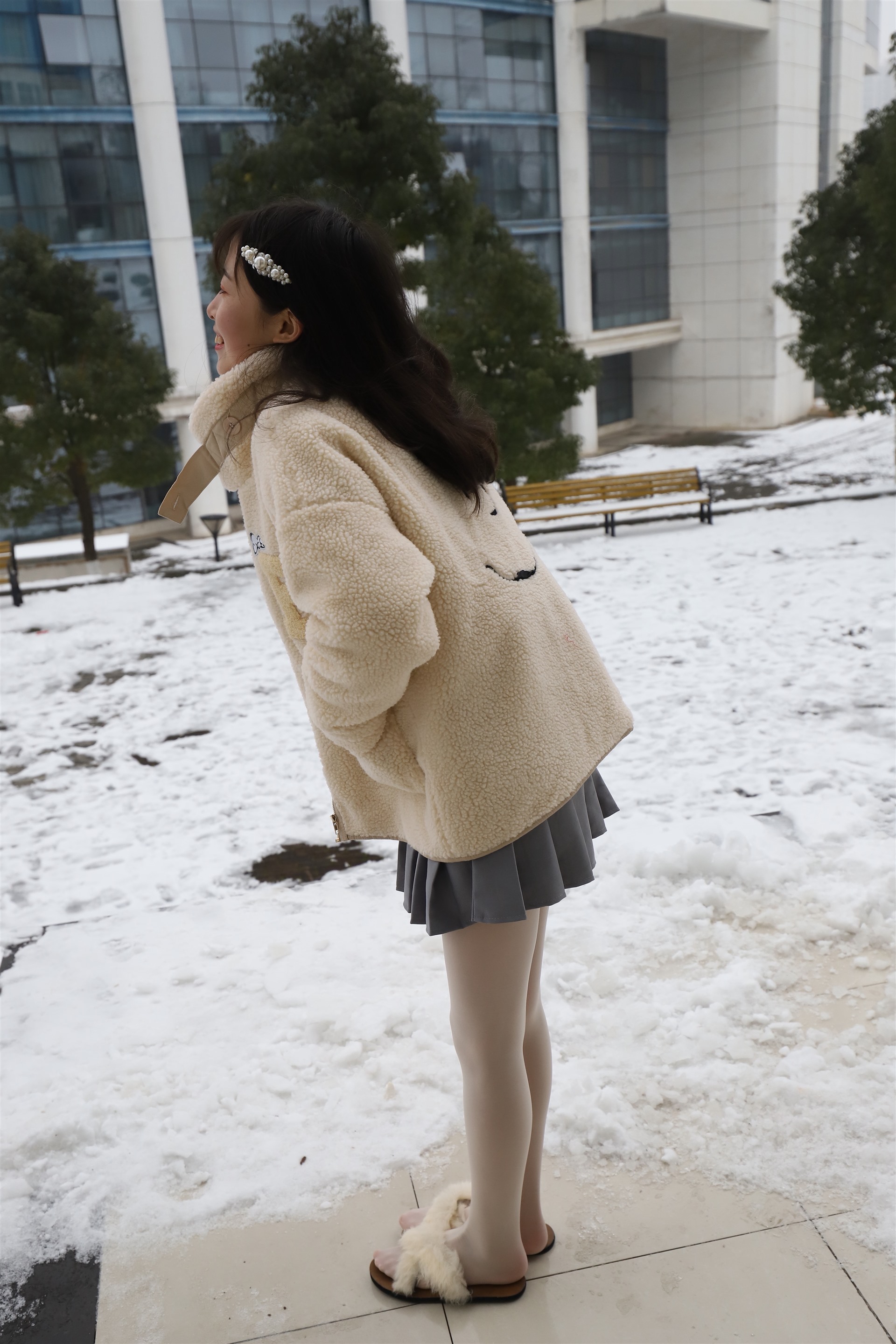 《雪地上长白丝袜脚丫》作品图