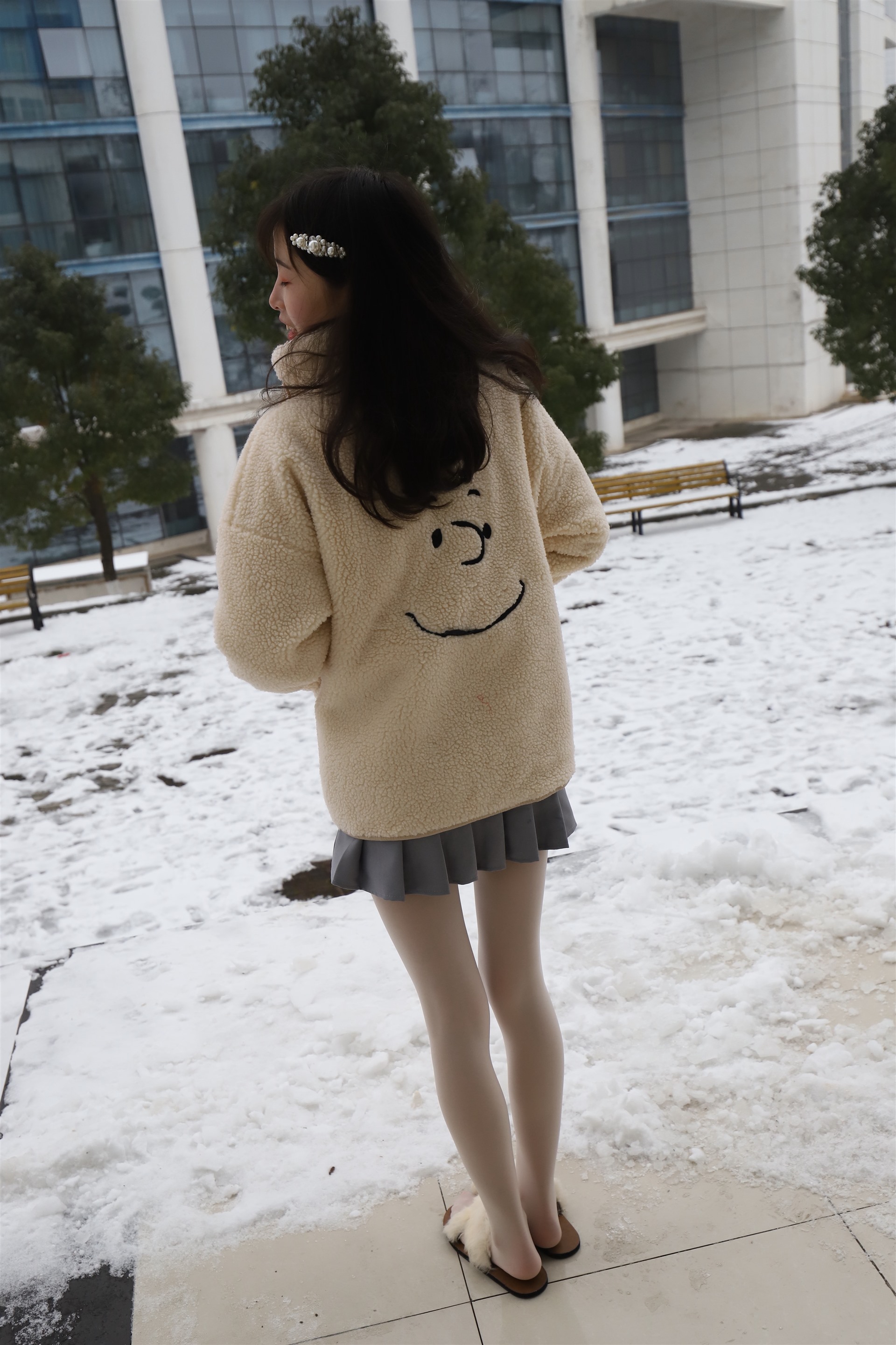 《雪地上长白丝袜脚丫》作品图