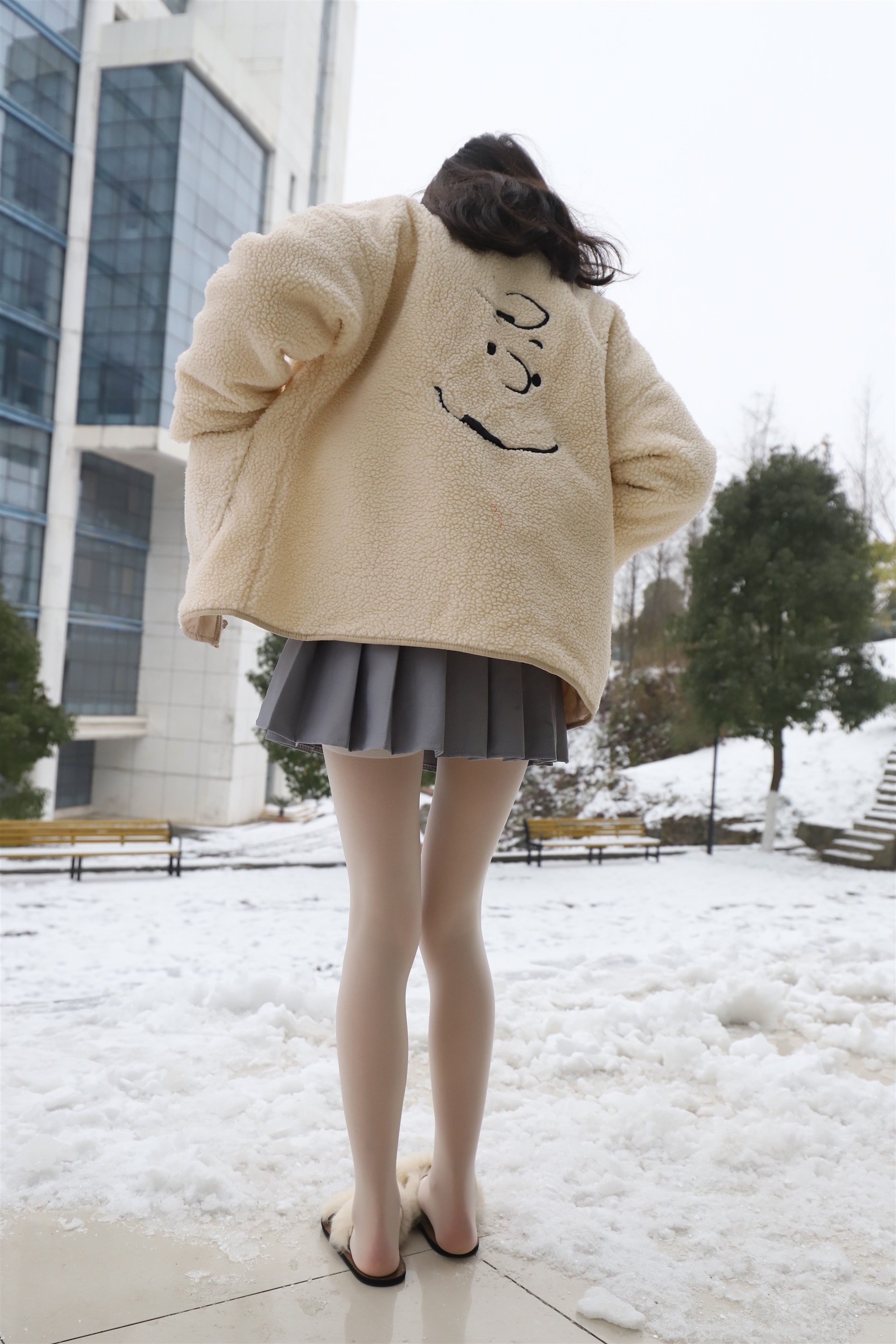 《雪地上长白丝袜脚丫》作品图