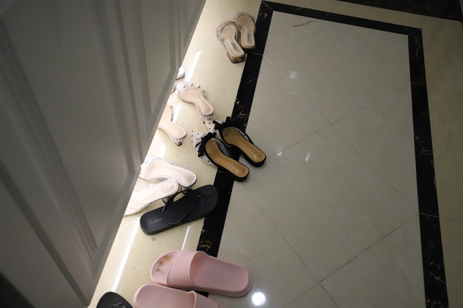 《空姐制服带换洗丝内图+视频一部》作品图