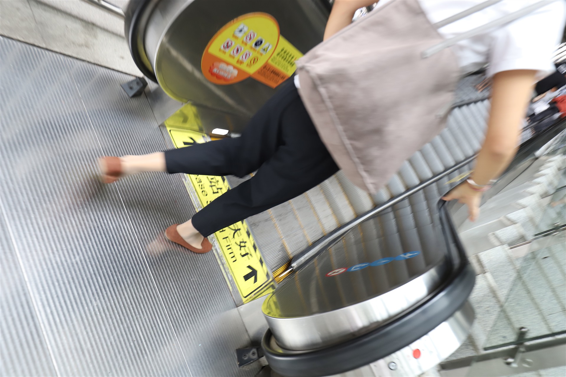 《赶火车的小姐姐+7个视频》作品图