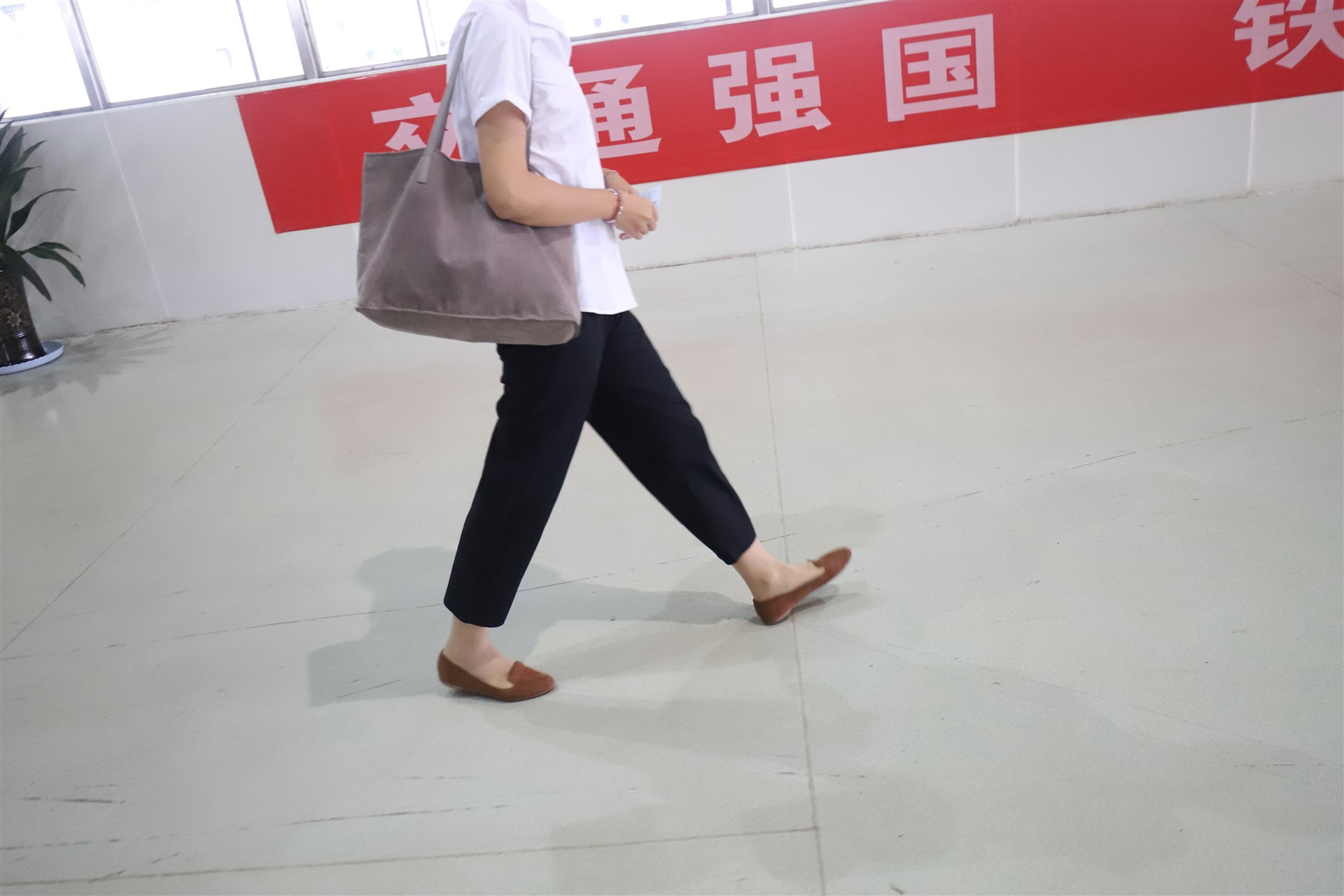 《赶火车的小姐姐+7个视频》作品图