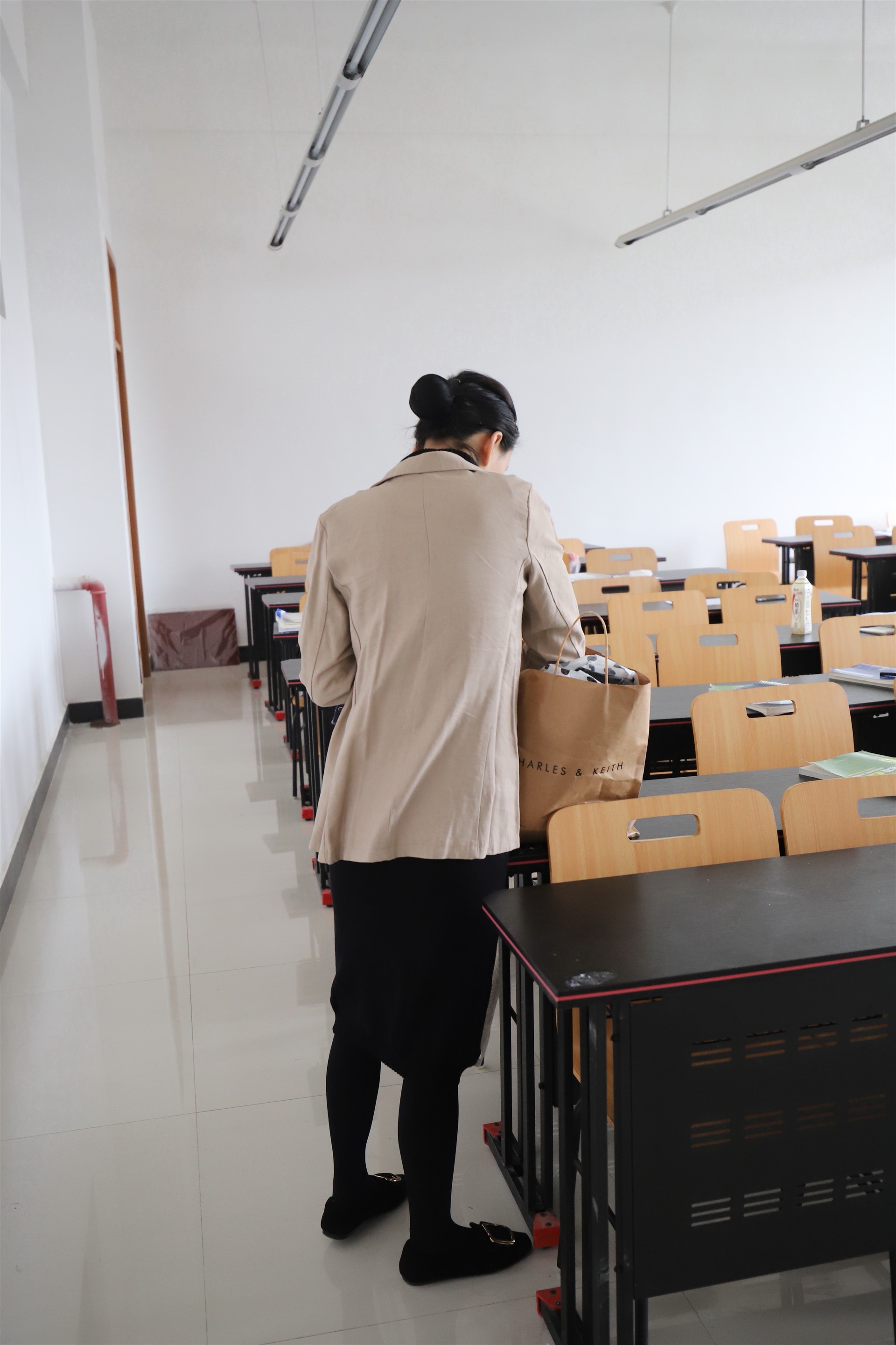 《大三学姐厚丝袜脚丫》作品图