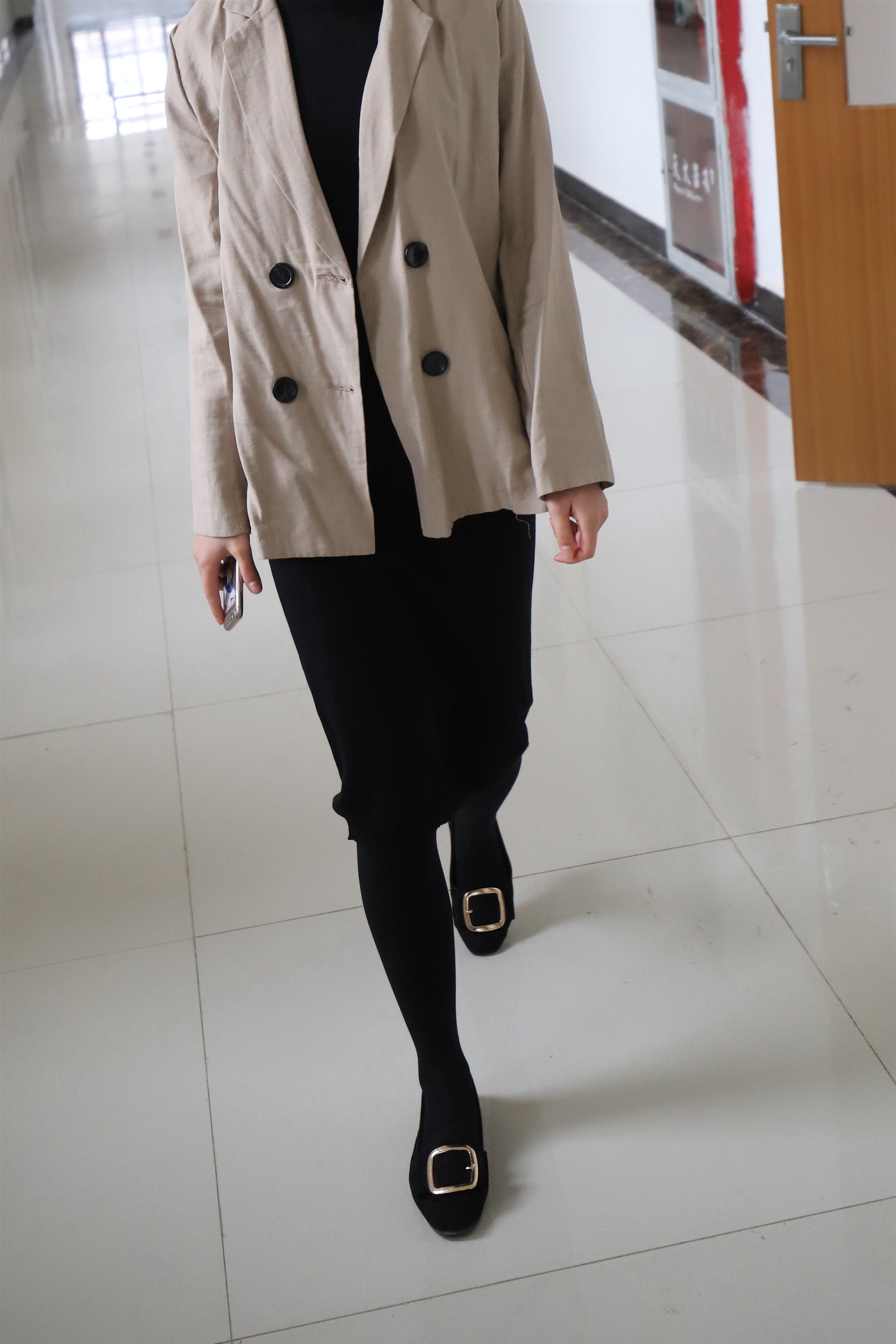 《大三学姐厚丝袜脚丫》作品图