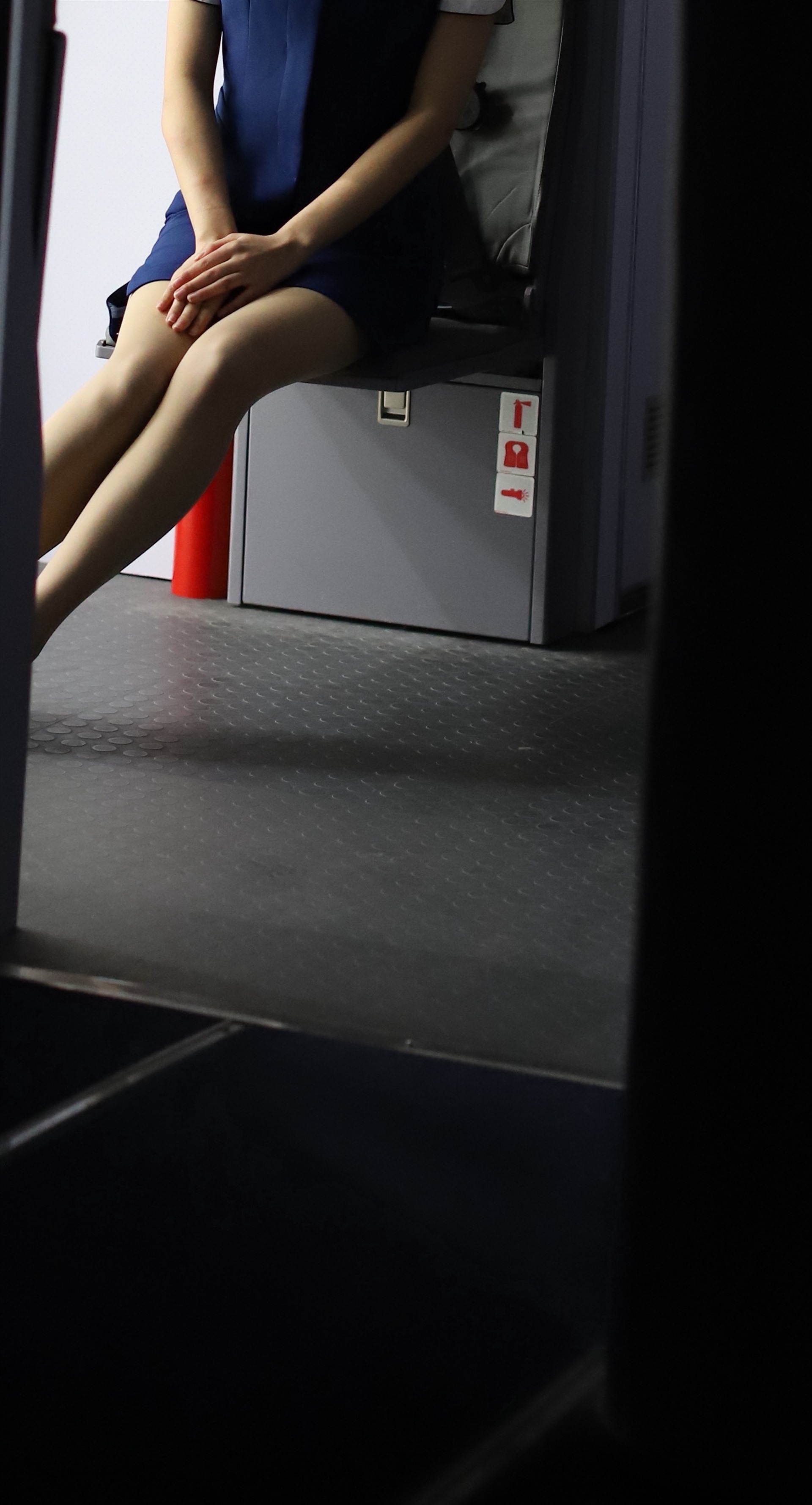 《乘务员高跟丝袜脚丫》作品图